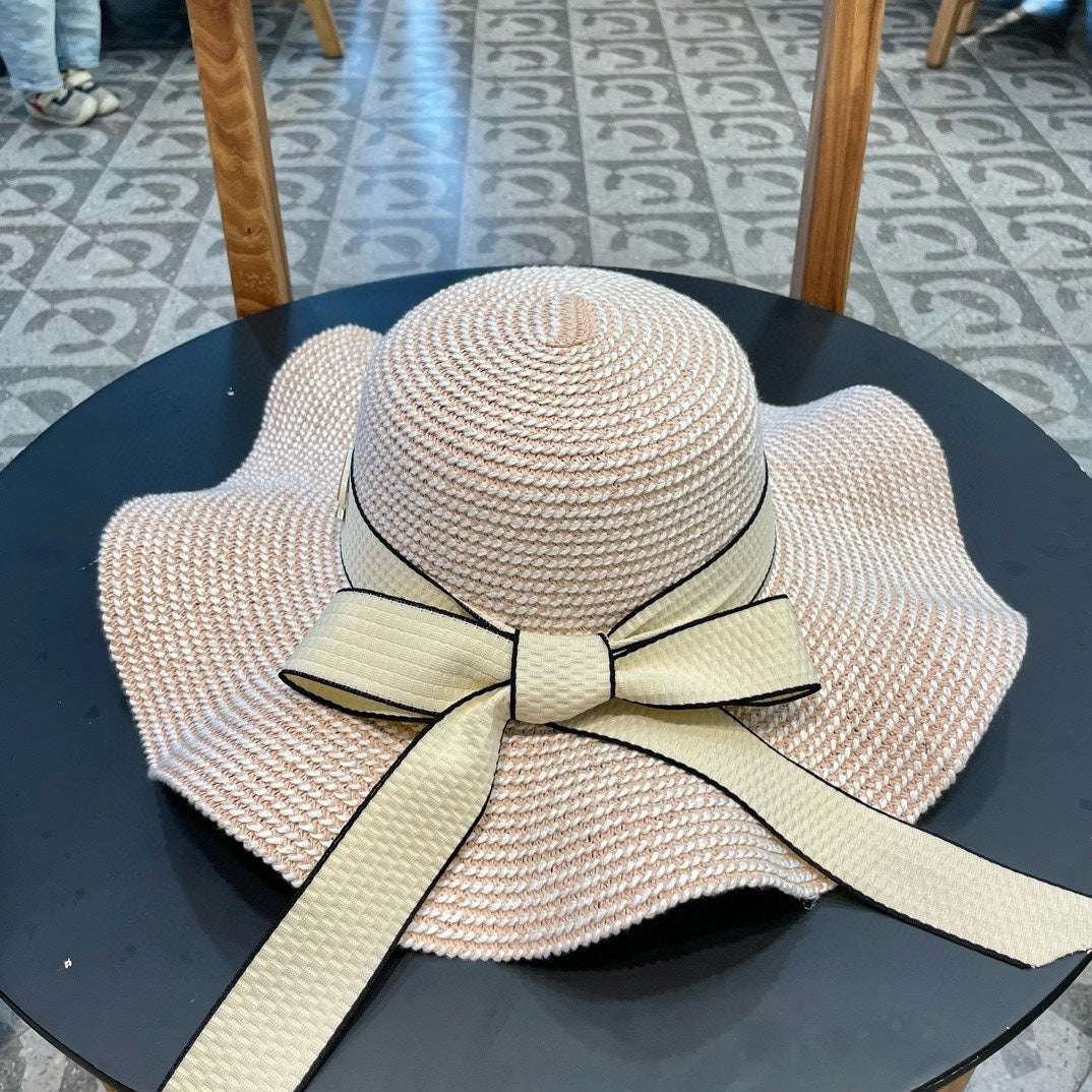 Hut mit breiter Krempe und Rüschen im Perlenstil