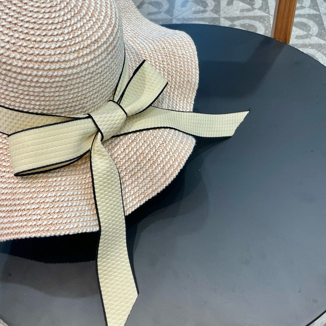 Hut mit breiter Krempe und Rüschen im Perlenstil