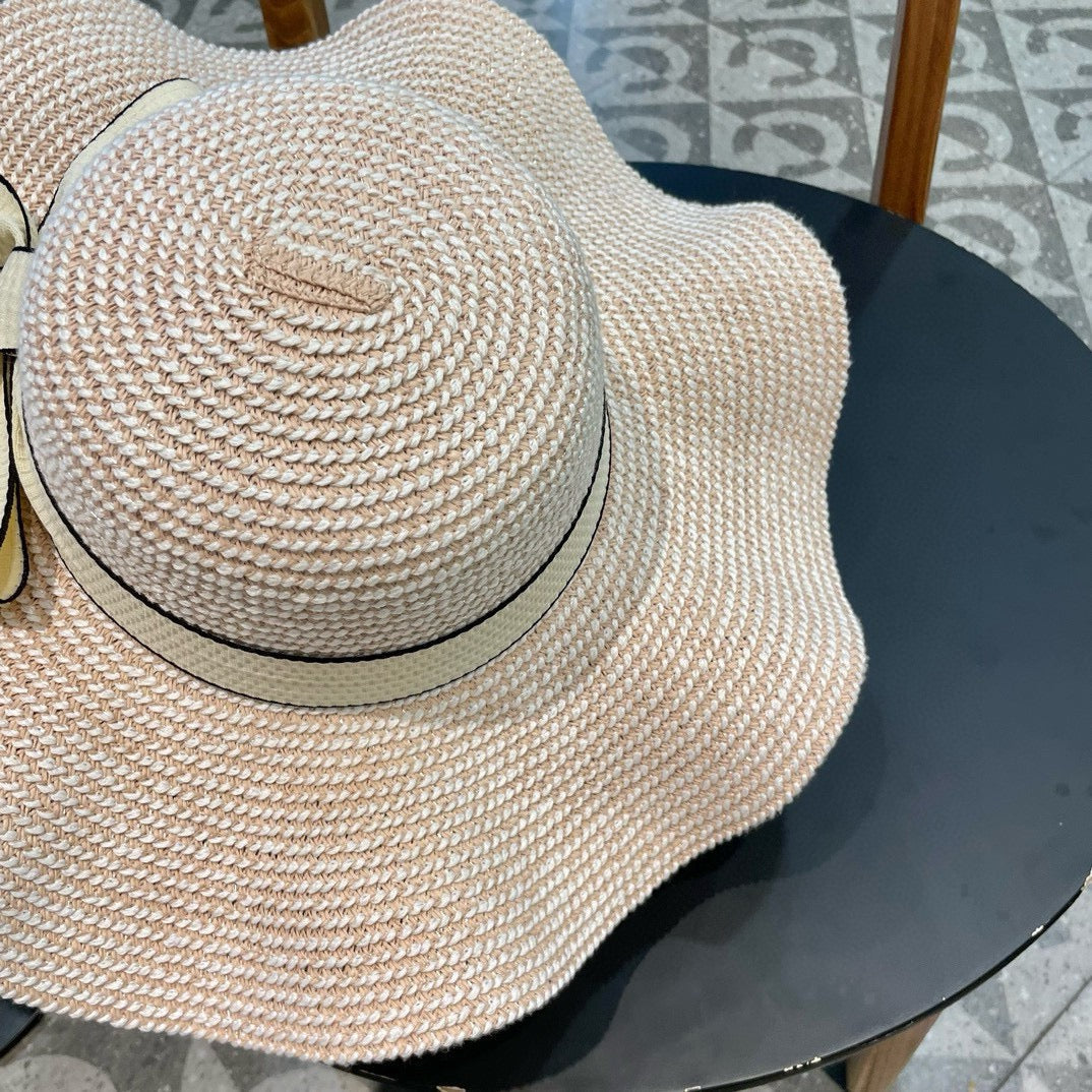 Hut mit breiter Krempe und Rüschen im Perlenstil