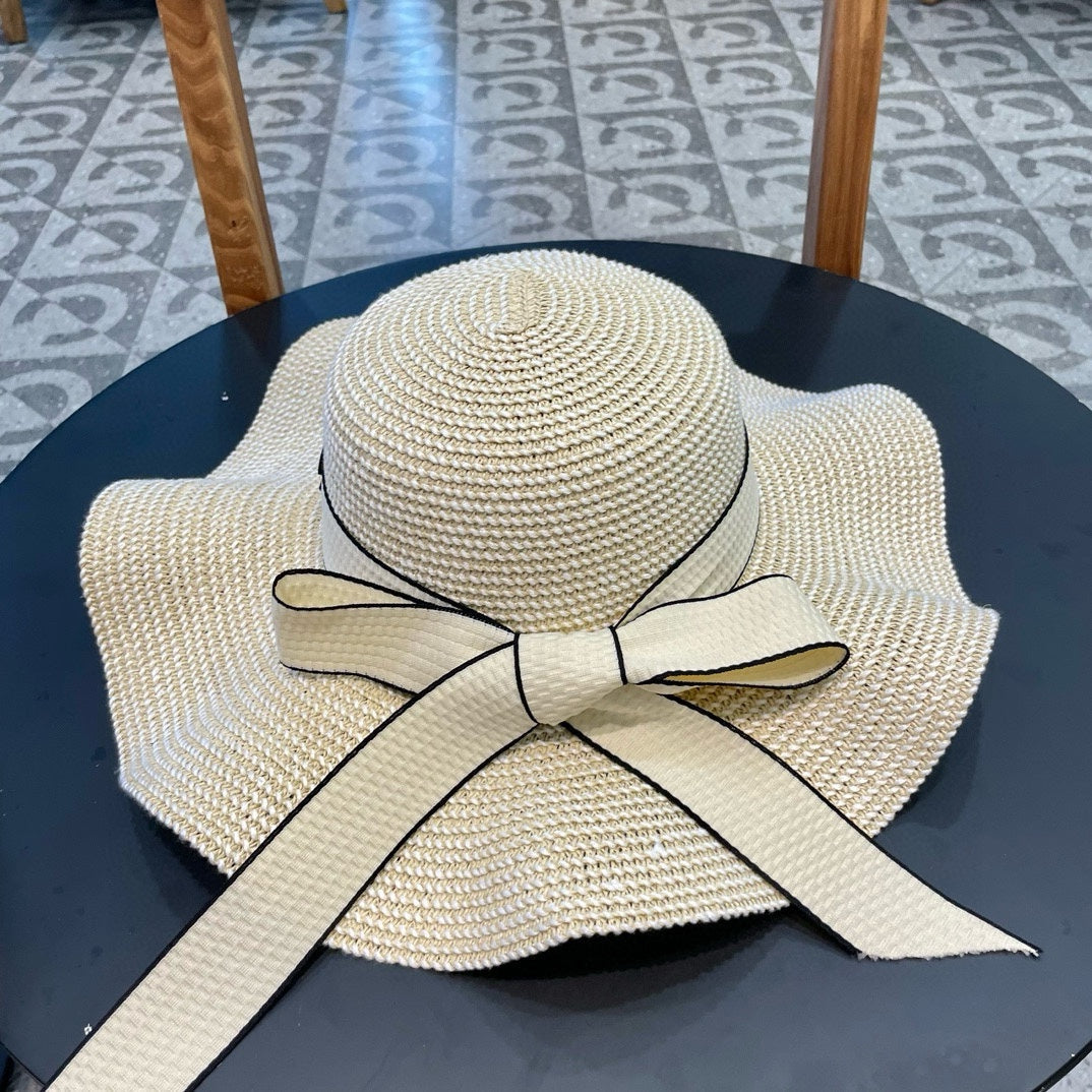 Hut mit breiter Krempe und Rüschen im Perlenstil