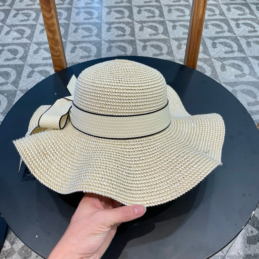 Hut mit breiter Krempe und Rüschen im Perlenstil