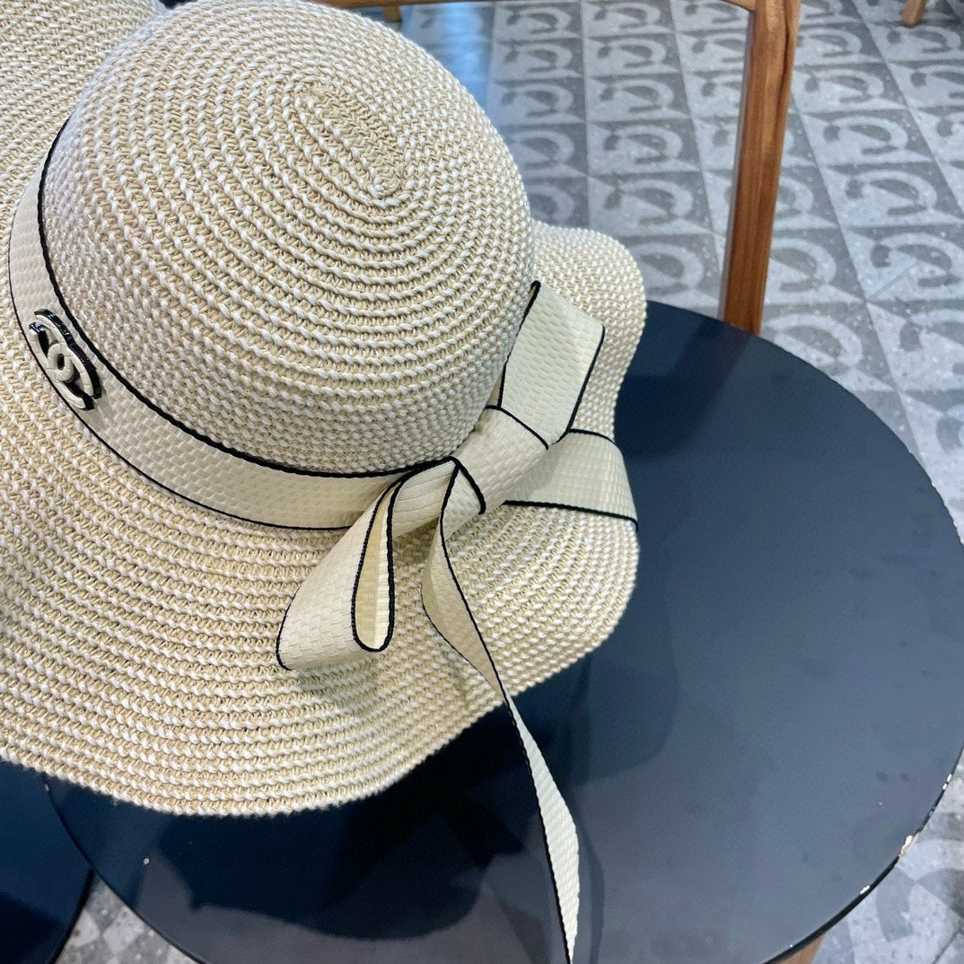 Hut mit breiter Krempe und Rüschen im Perlenstil