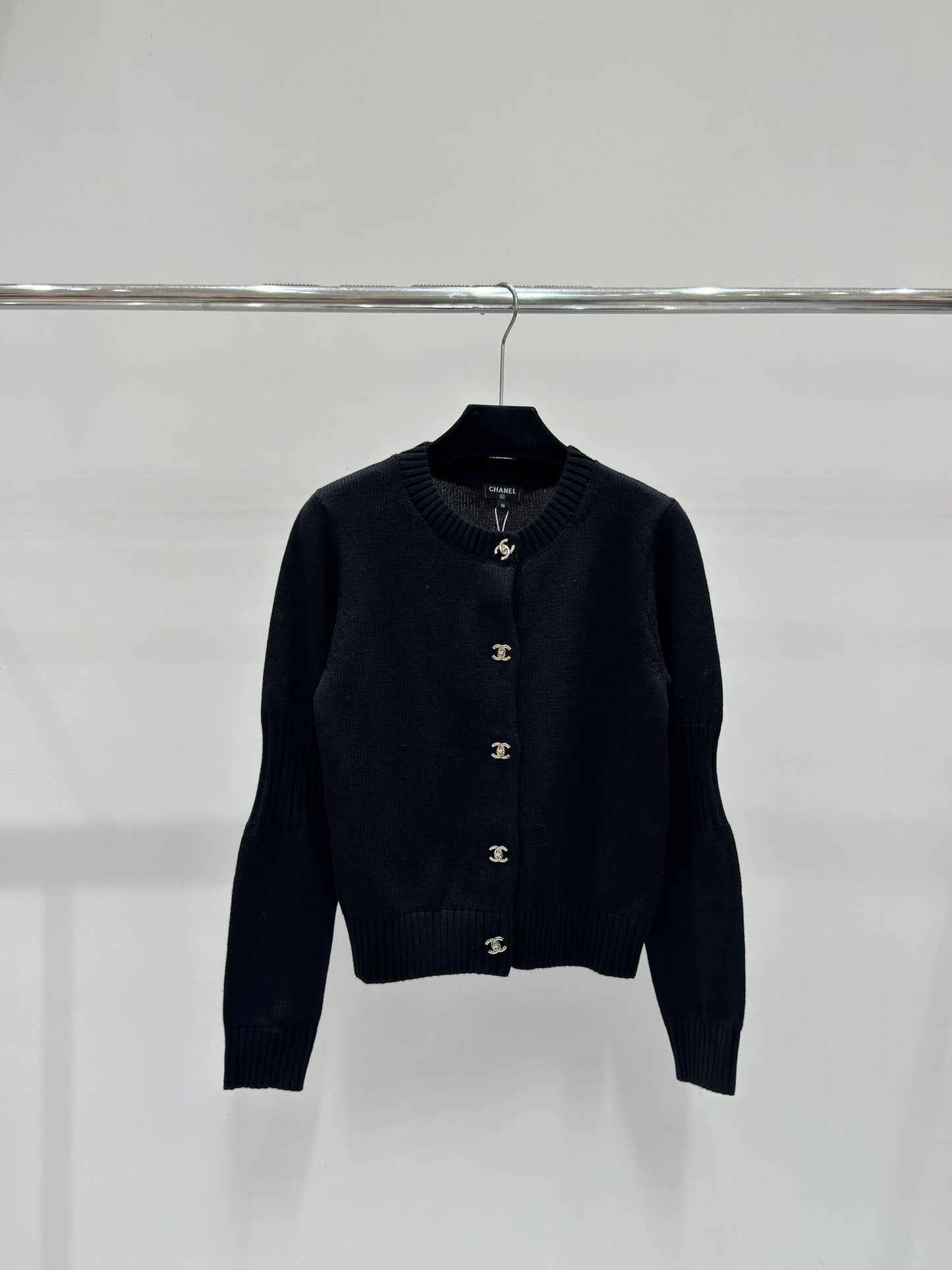 Strickjacke mit Rundhalsausschnitt