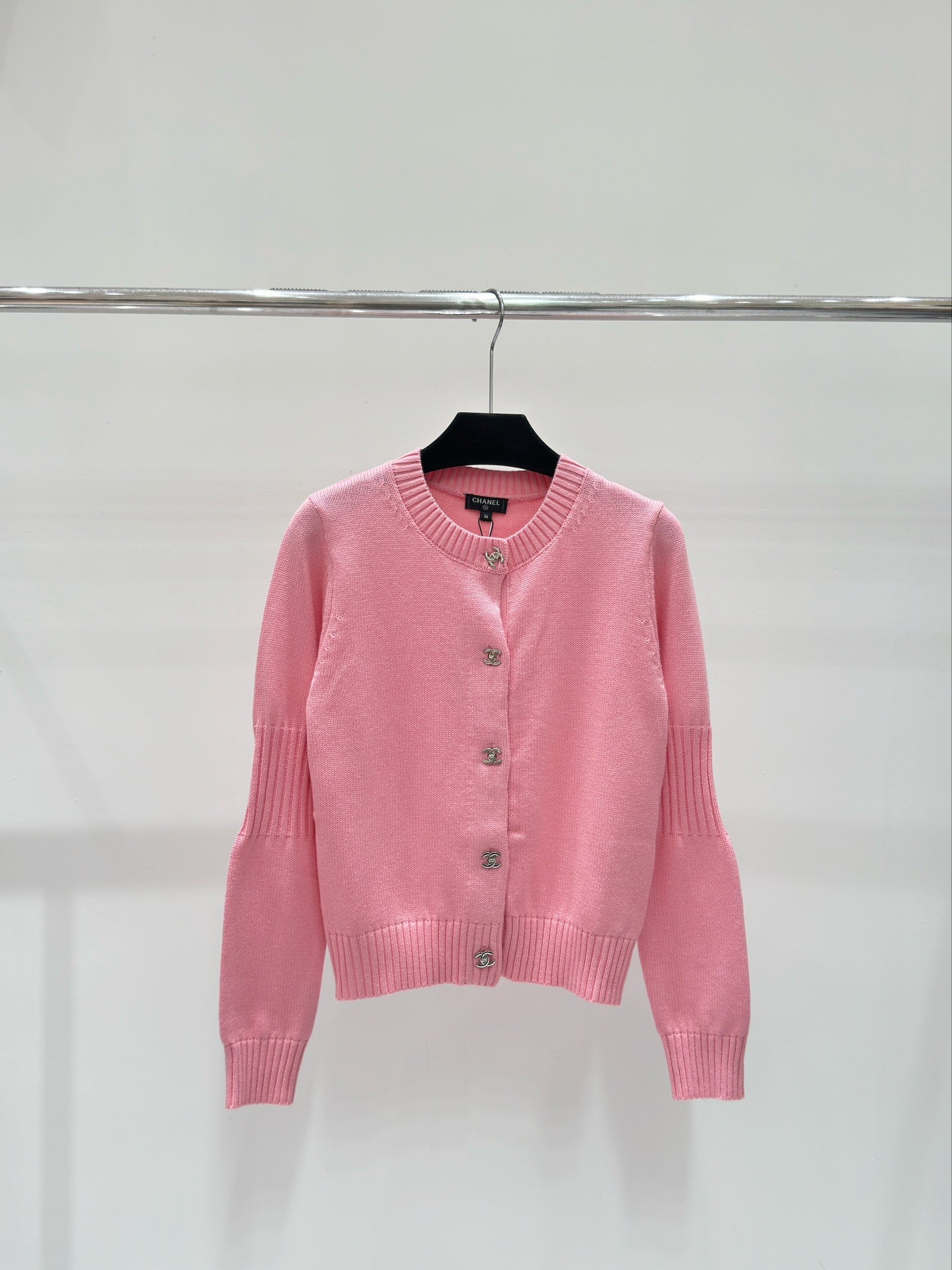 Strickjacke mit Rundhalsausschnitt