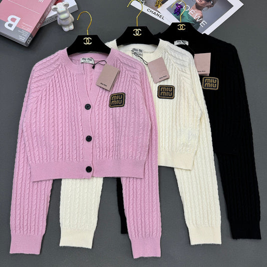 Rundhals-Strickjacke mit Schlitz