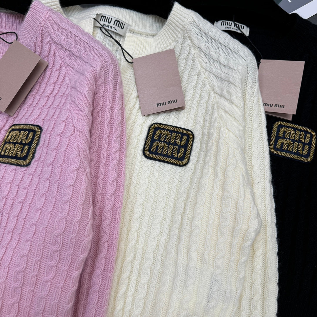 Rundhals-Strickjacke mit Schlitz