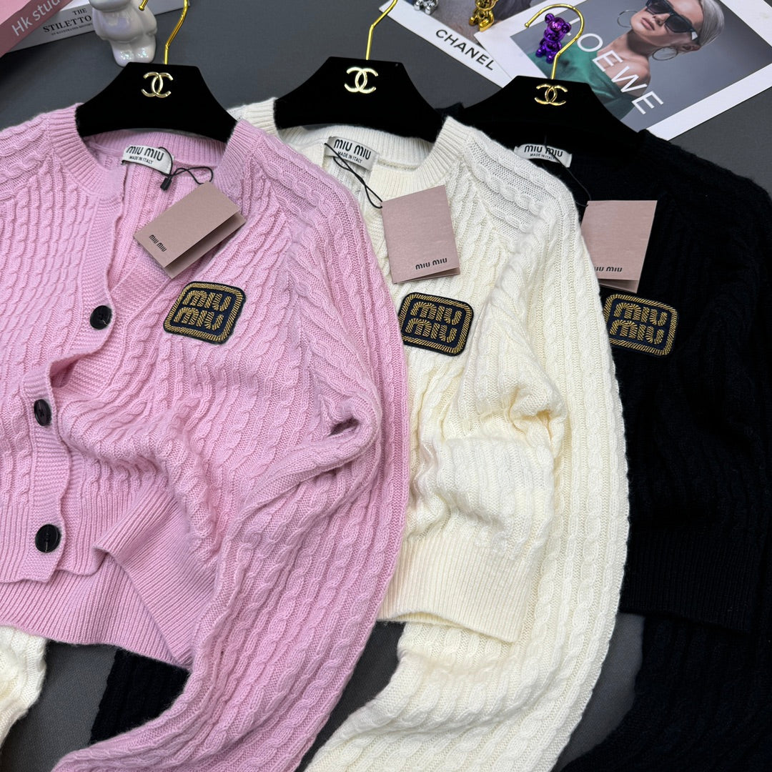 Rundhals-Strickjacke mit Schlitz