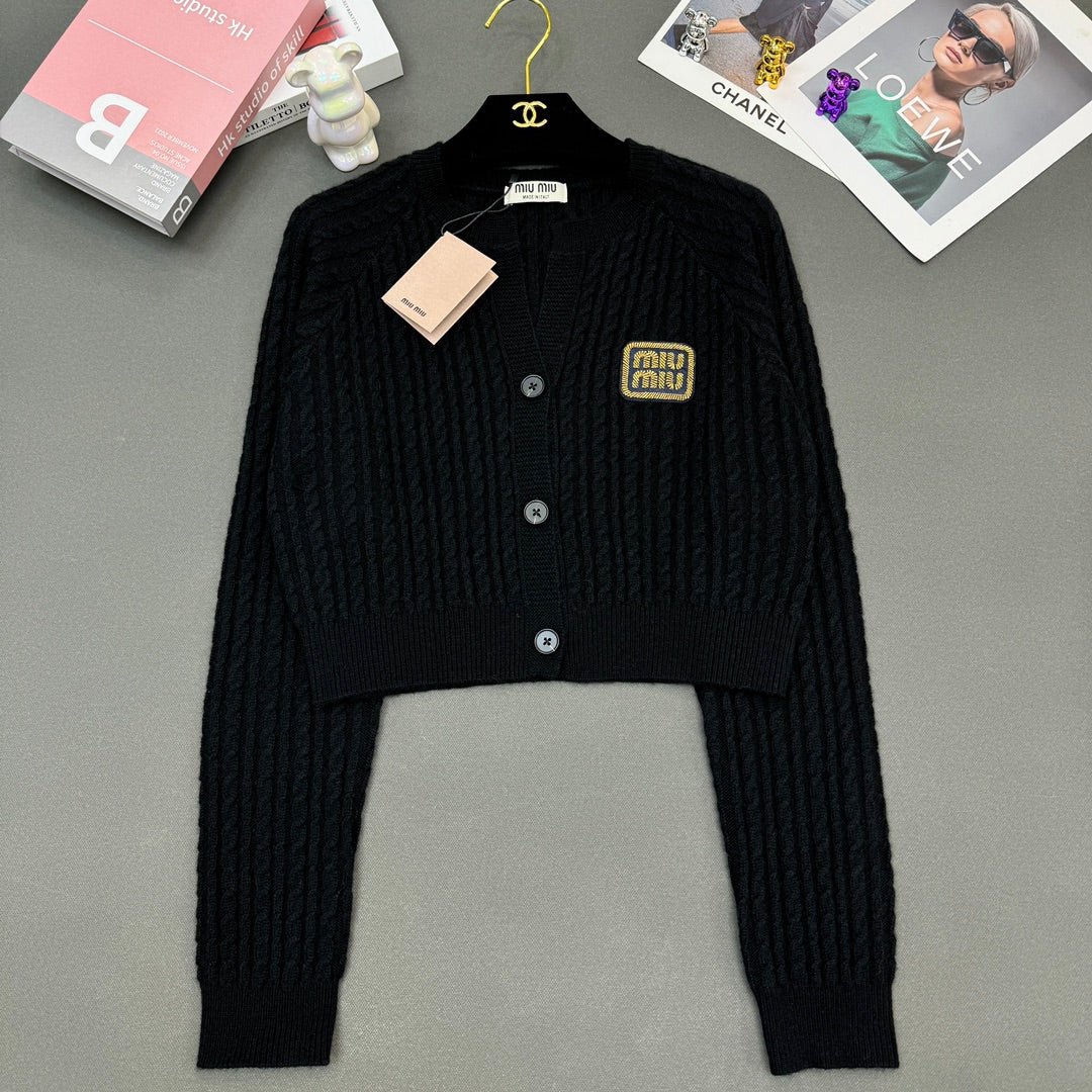 Rundhals-Strickjacke mit Schlitz