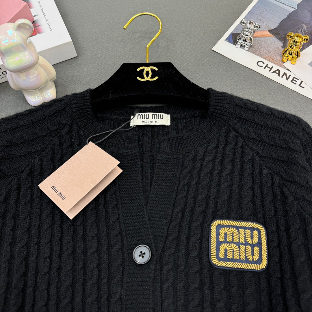 Rundhals-Strickjacke mit Schlitz