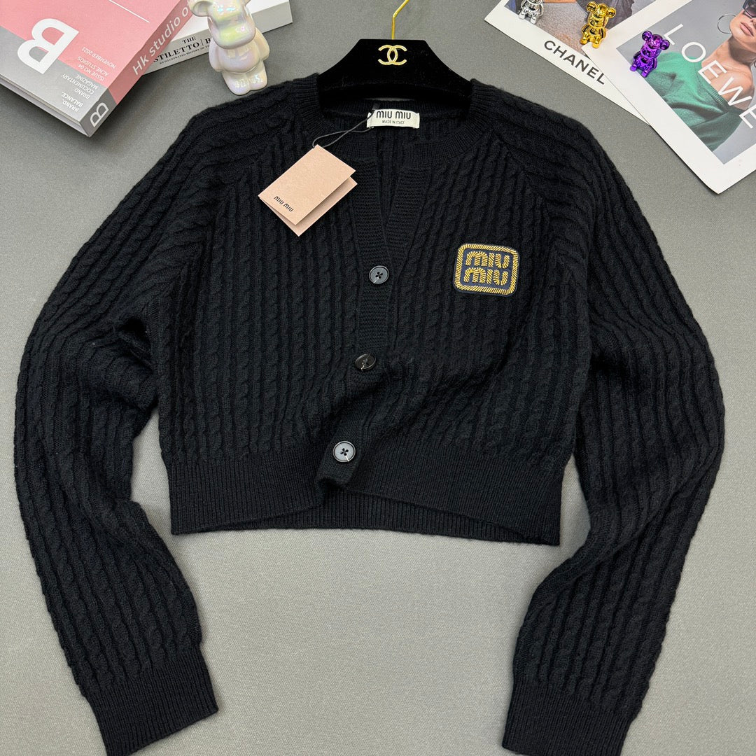 Rundhals-Strickjacke mit Schlitz