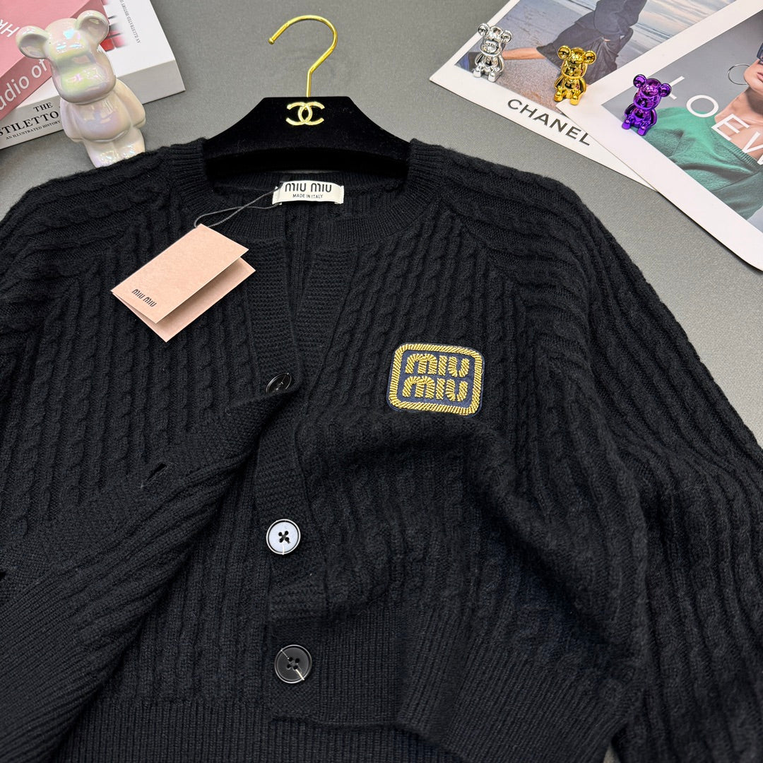 Rundhals-Strickjacke mit Schlitz