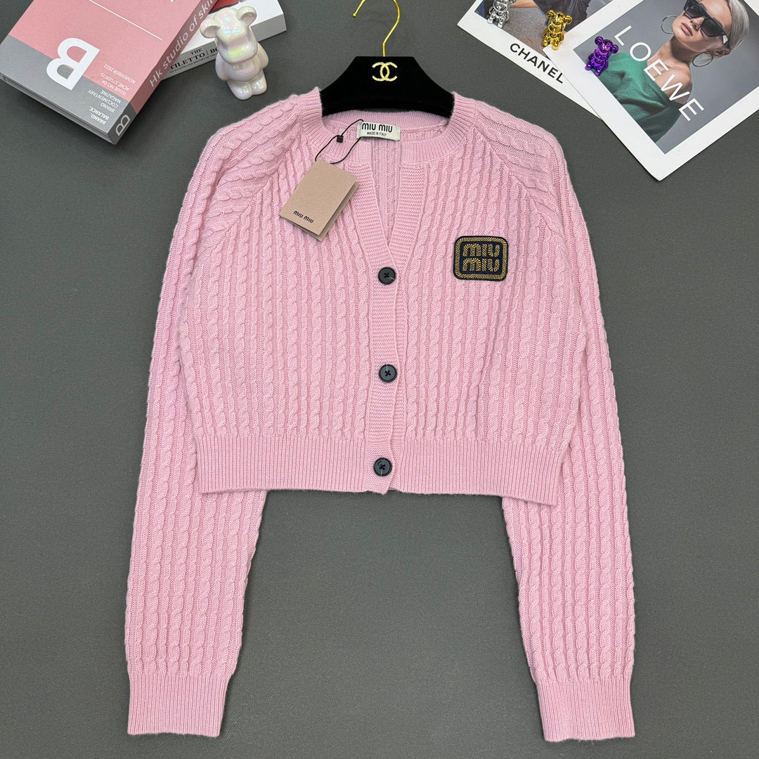 Rundhals-Strickjacke mit Schlitz