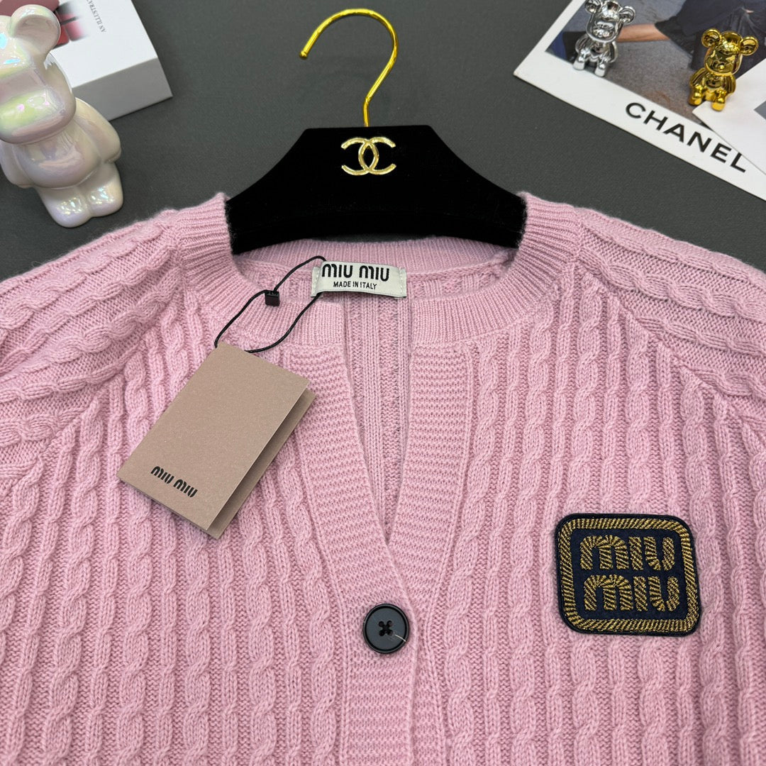 Rundhals-Strickjacke mit Schlitz