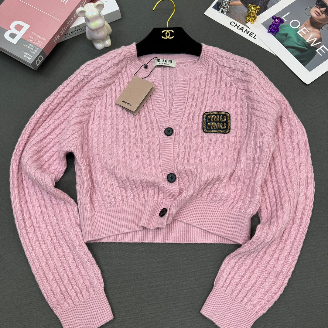 Rundhals-Strickjacke mit Schlitz