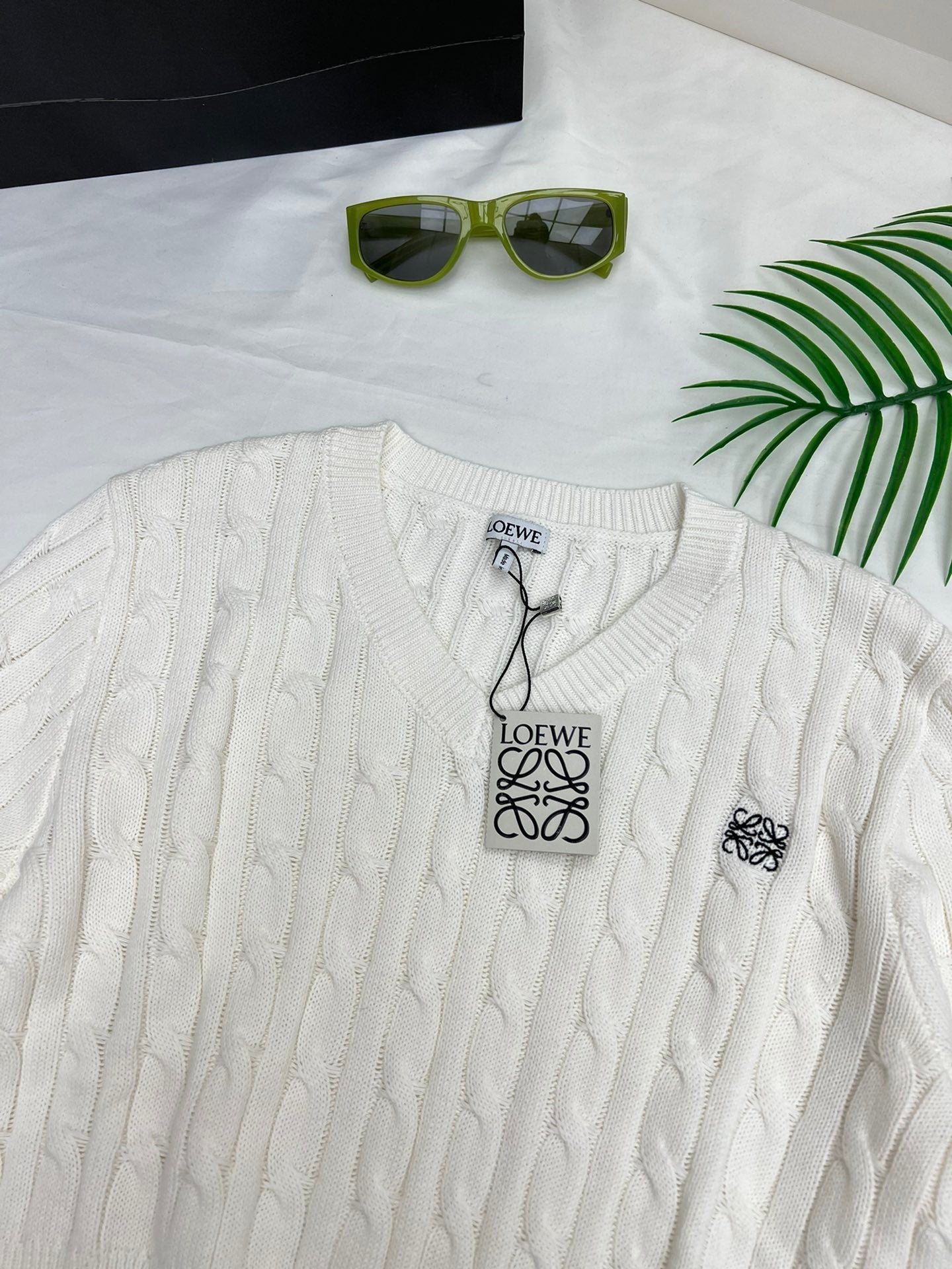 Pull court brodé à col en V torsadé