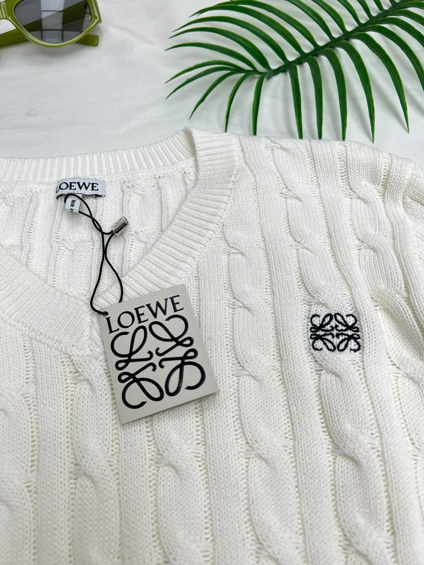 Pull court brodé à col en V torsadé