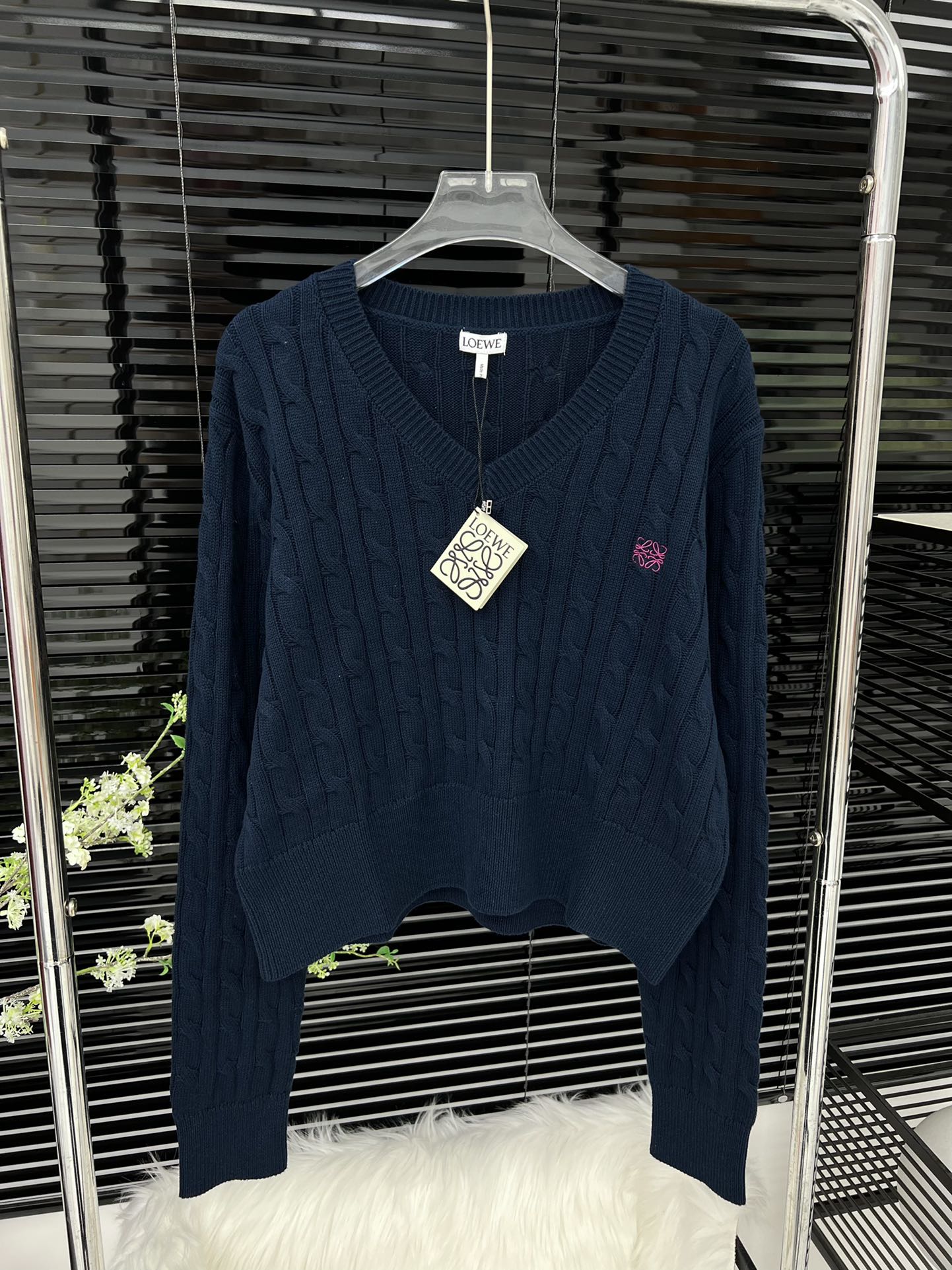 Pull court brodé à col en V torsadé