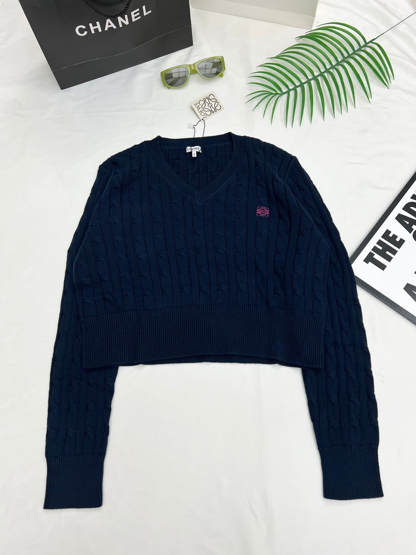 Pull court brodé à col en V torsadé