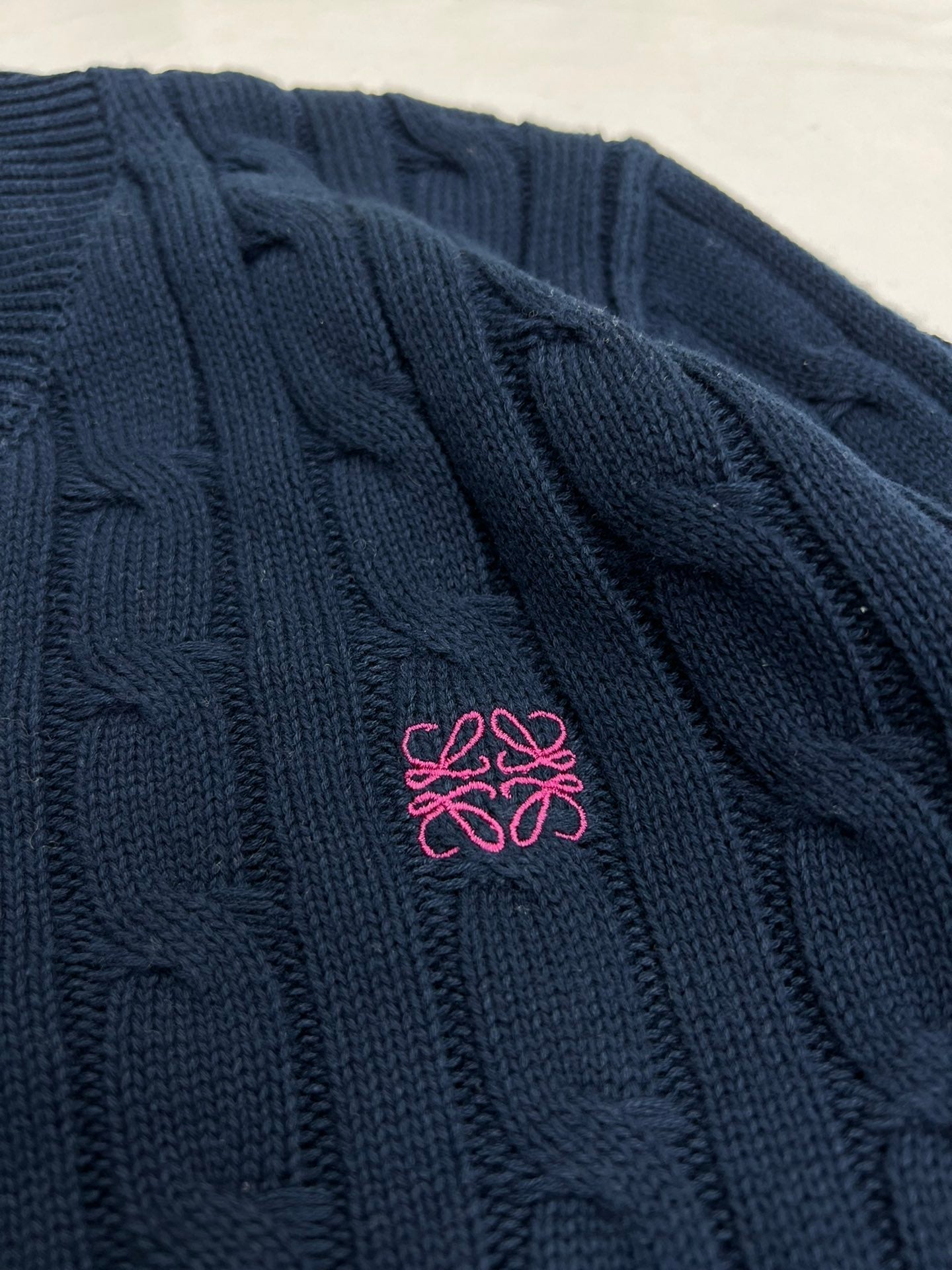 Pull court brodé à col en V torsadé