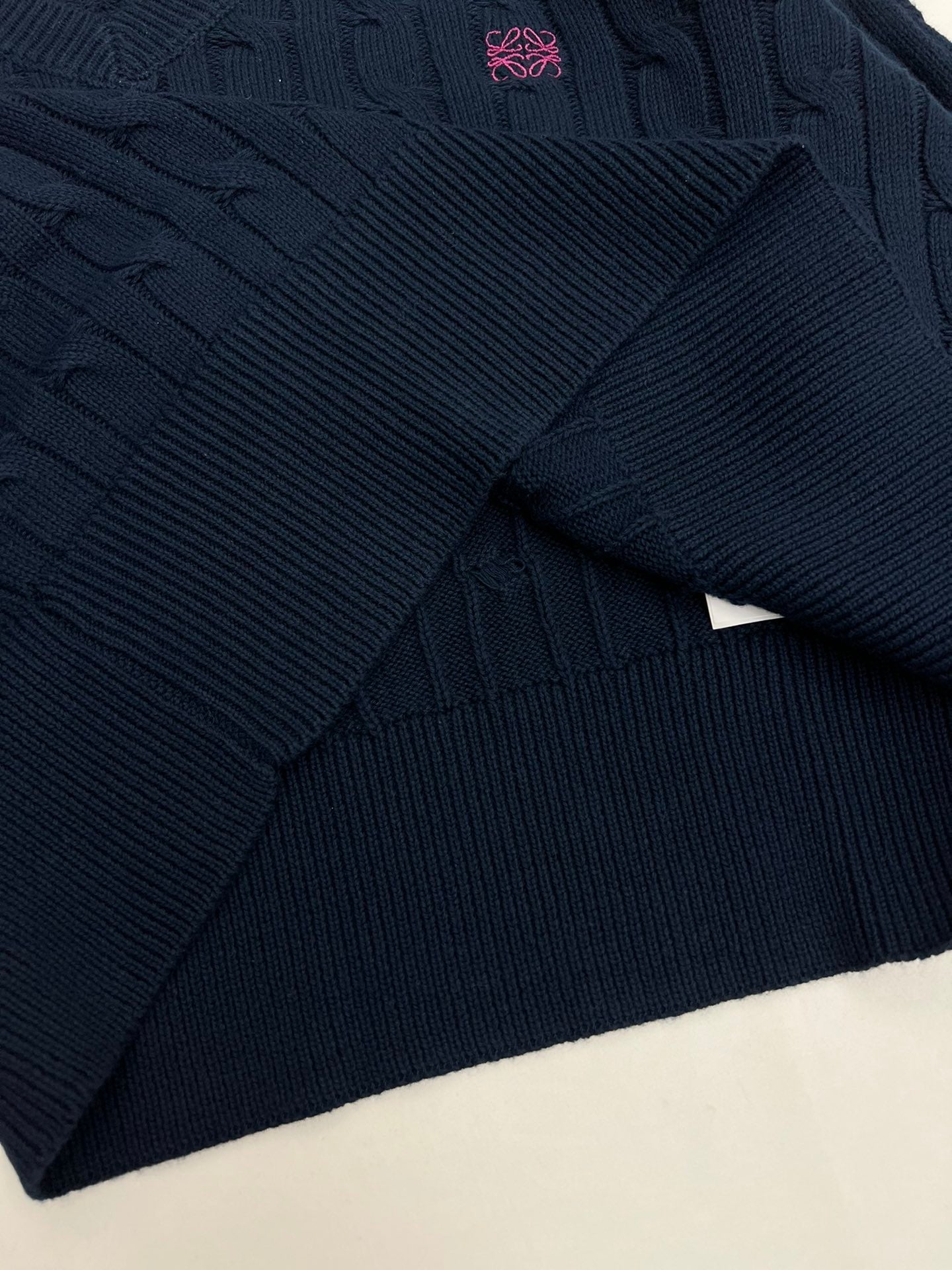 Pull court brodé à col en V torsadé