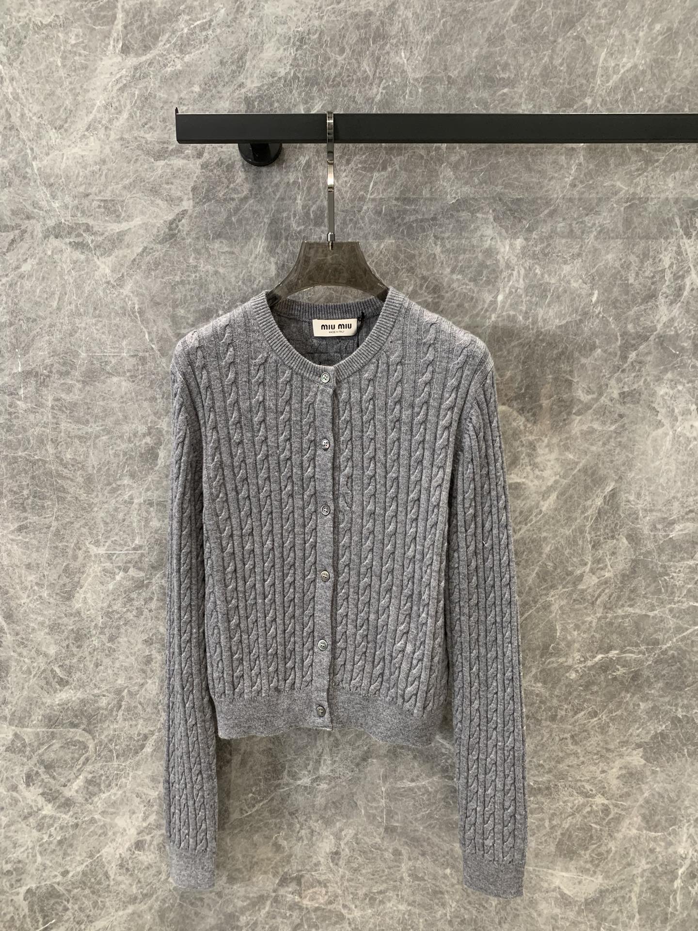 Einfacher Twist-Strickcardigan aus Kaschmir mit Logo-Intarsien