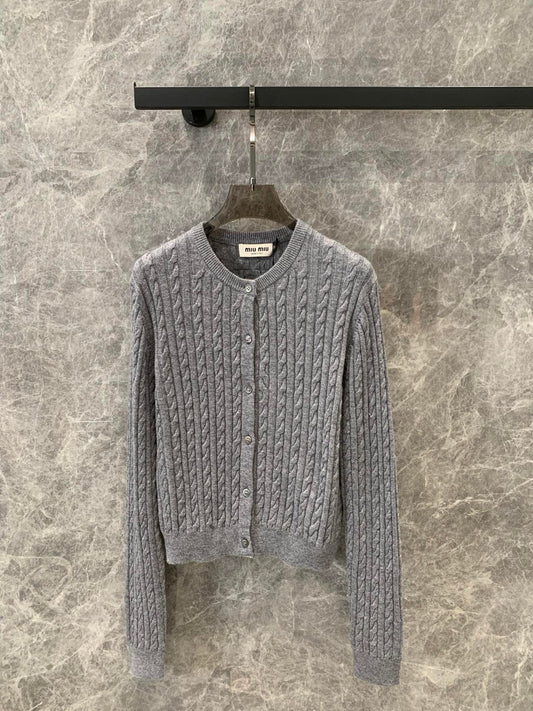 Einfacher Twist-Strickcardigan aus Kaschmir mit Logo-Intarsien