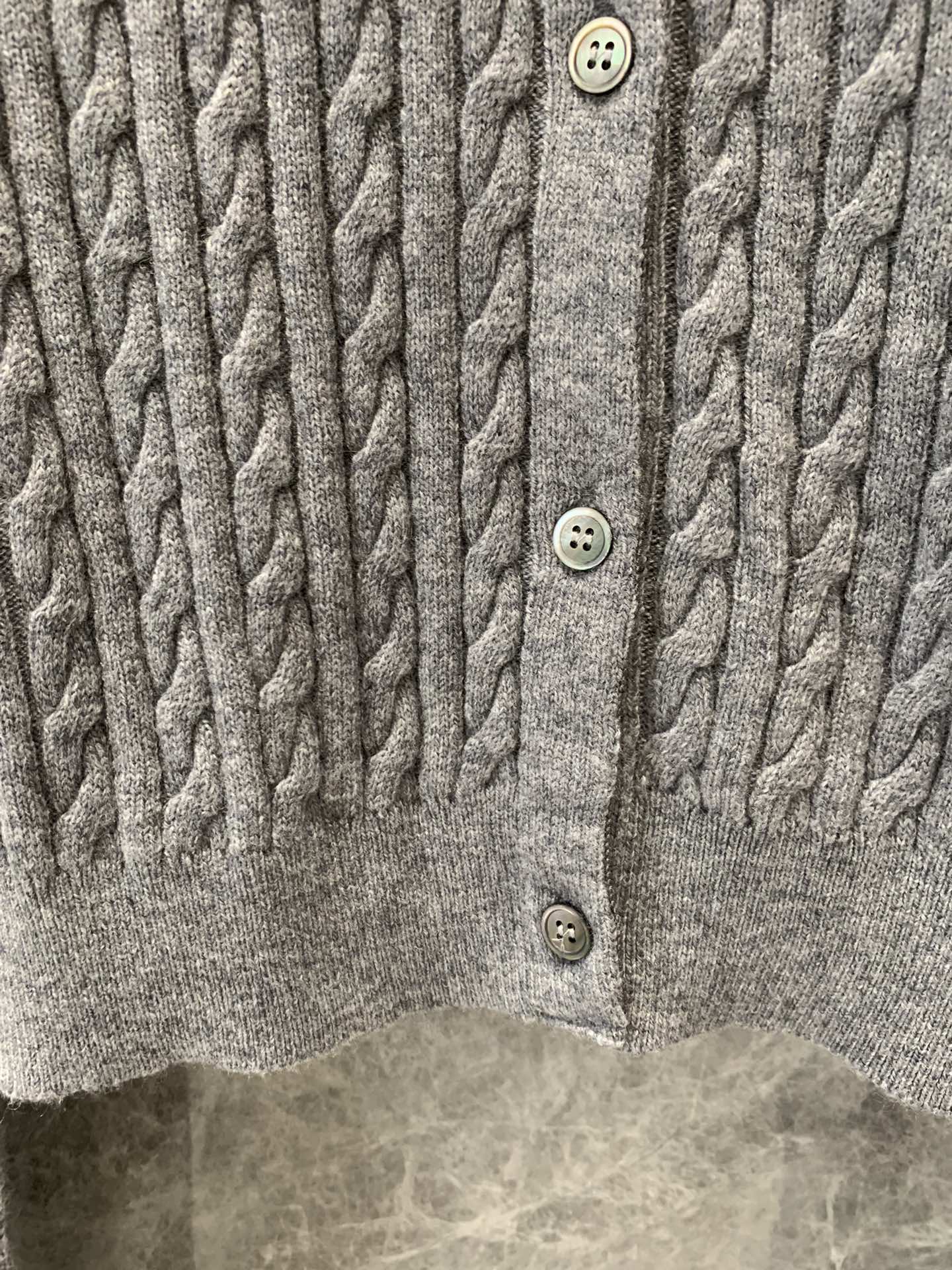 Einfacher Twist-Strickcardigan aus Kaschmir mit Logo-Intarsien