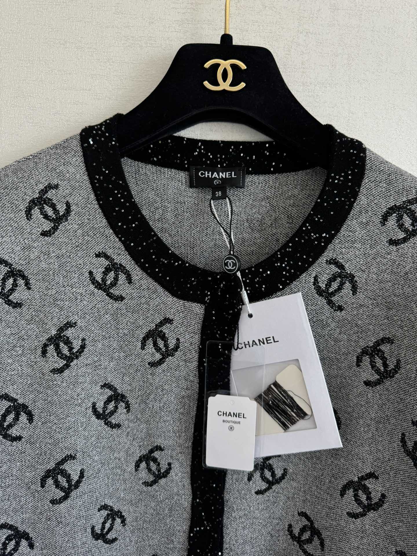 Cardigan tricoté à manches longues avec logo contrasté