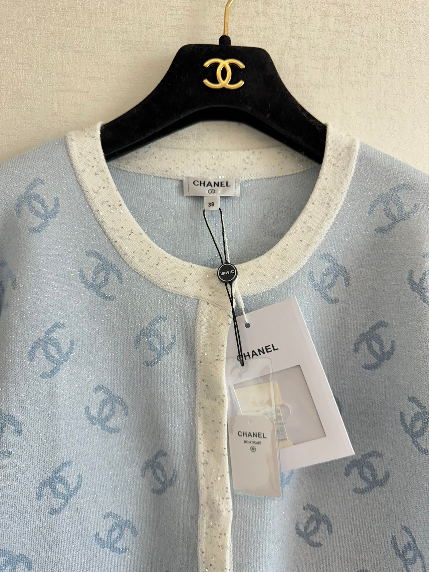 Helle Langarm-Strickjacke mit Logo