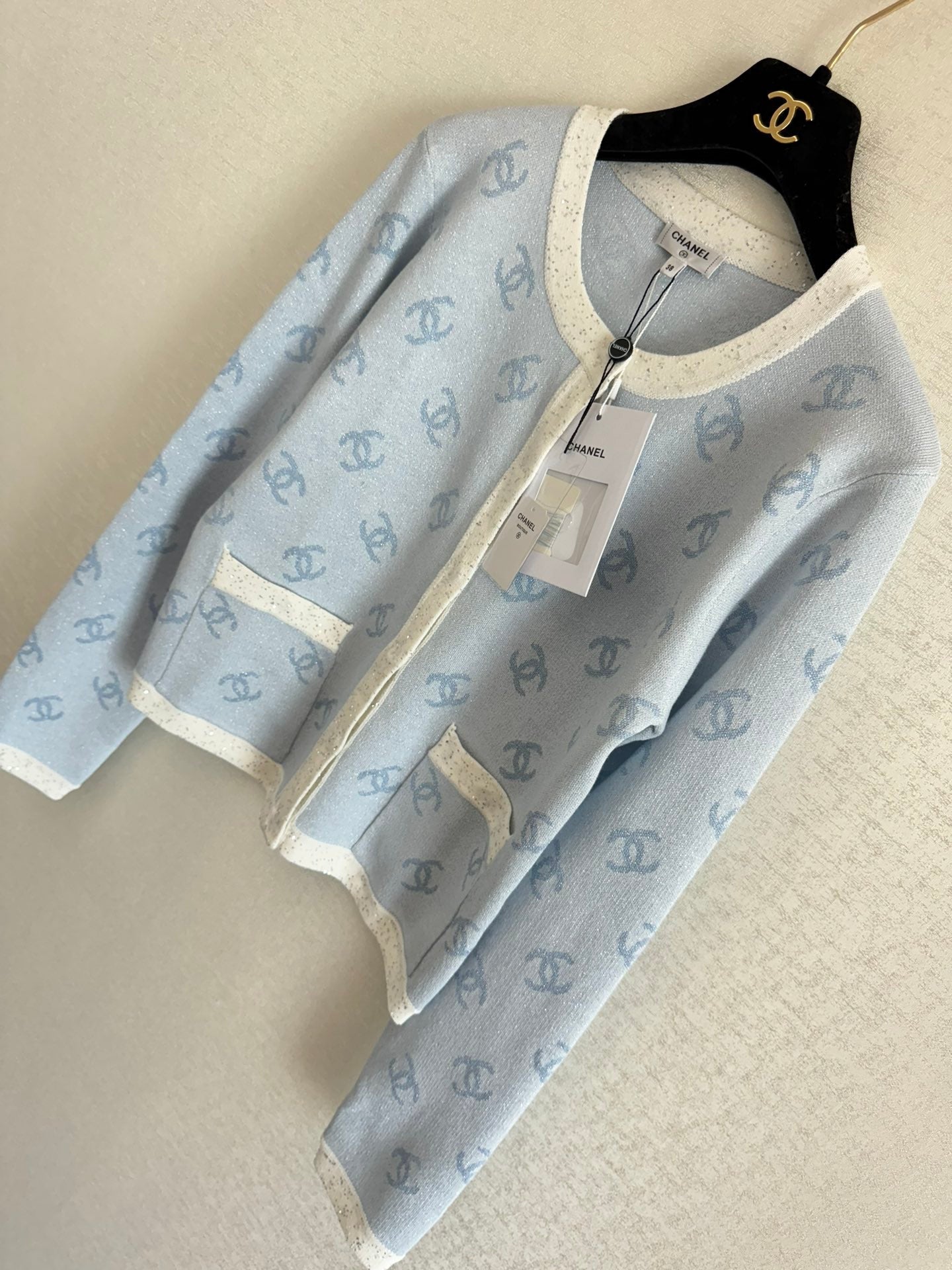 Helle Langarm-Strickjacke mit Logo