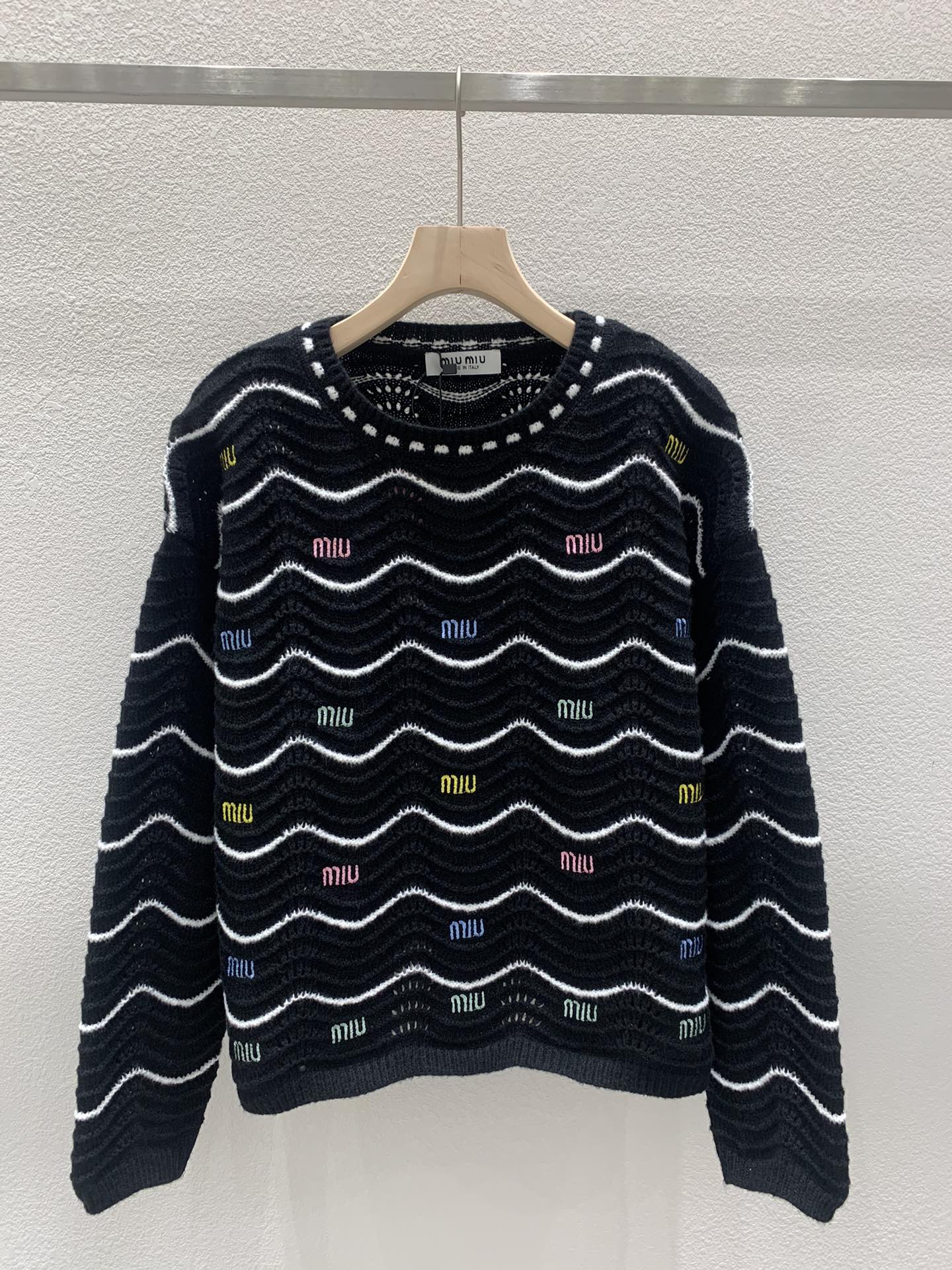 Gestrickter Pullover mit Rundhalsausschnitt