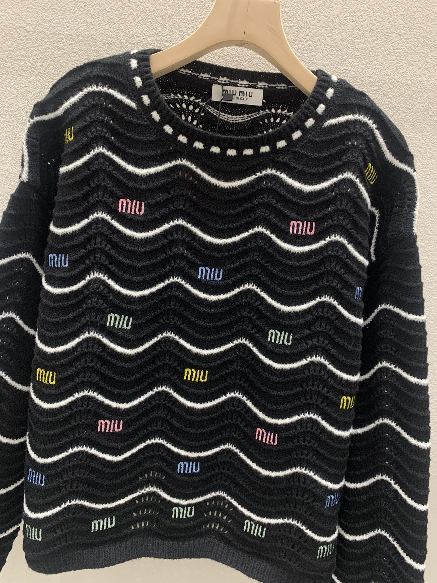 Gestrickter Pullover mit Rundhalsausschnitt