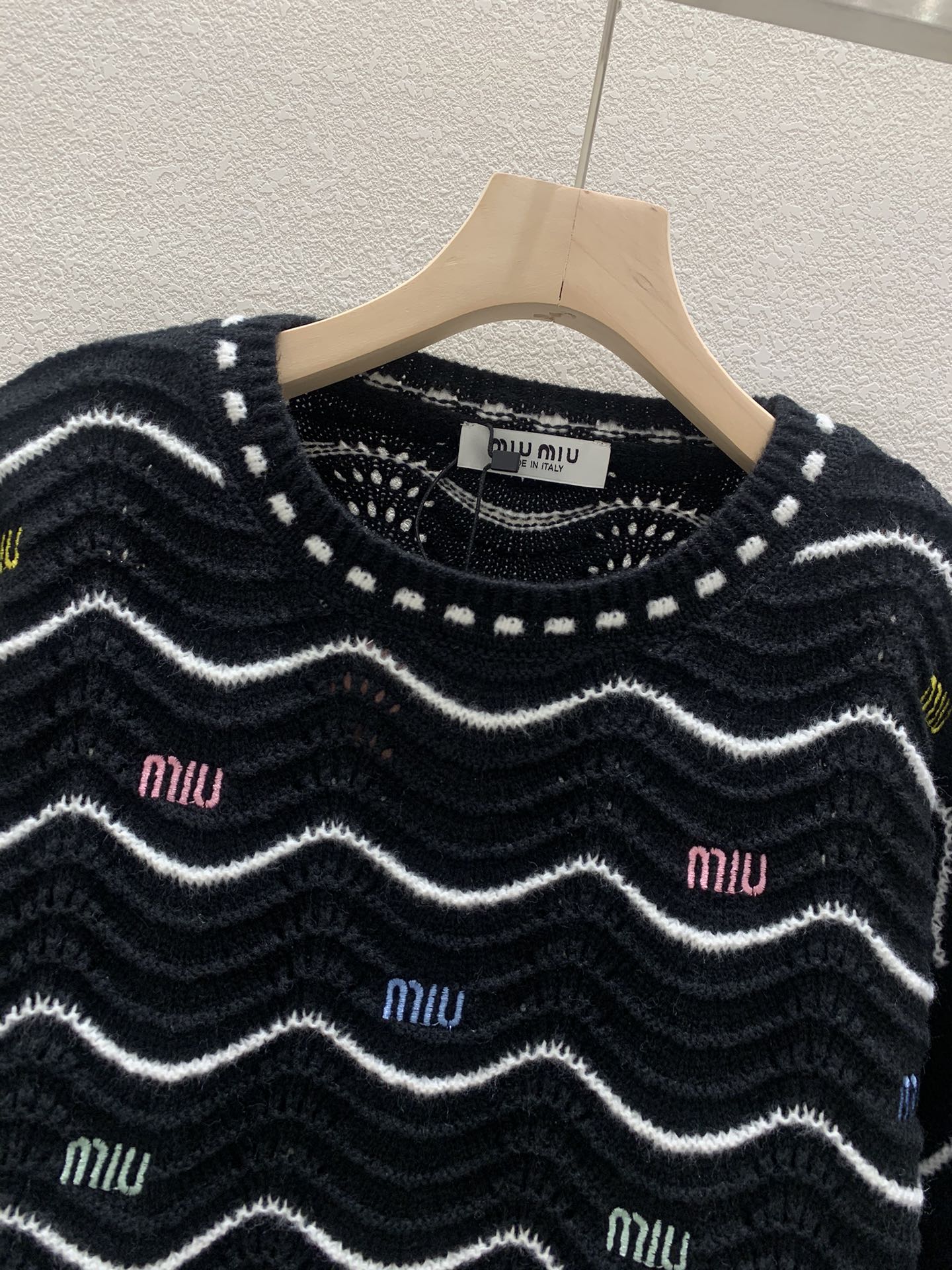 Gestrickter Pullover mit Rundhalsausschnitt