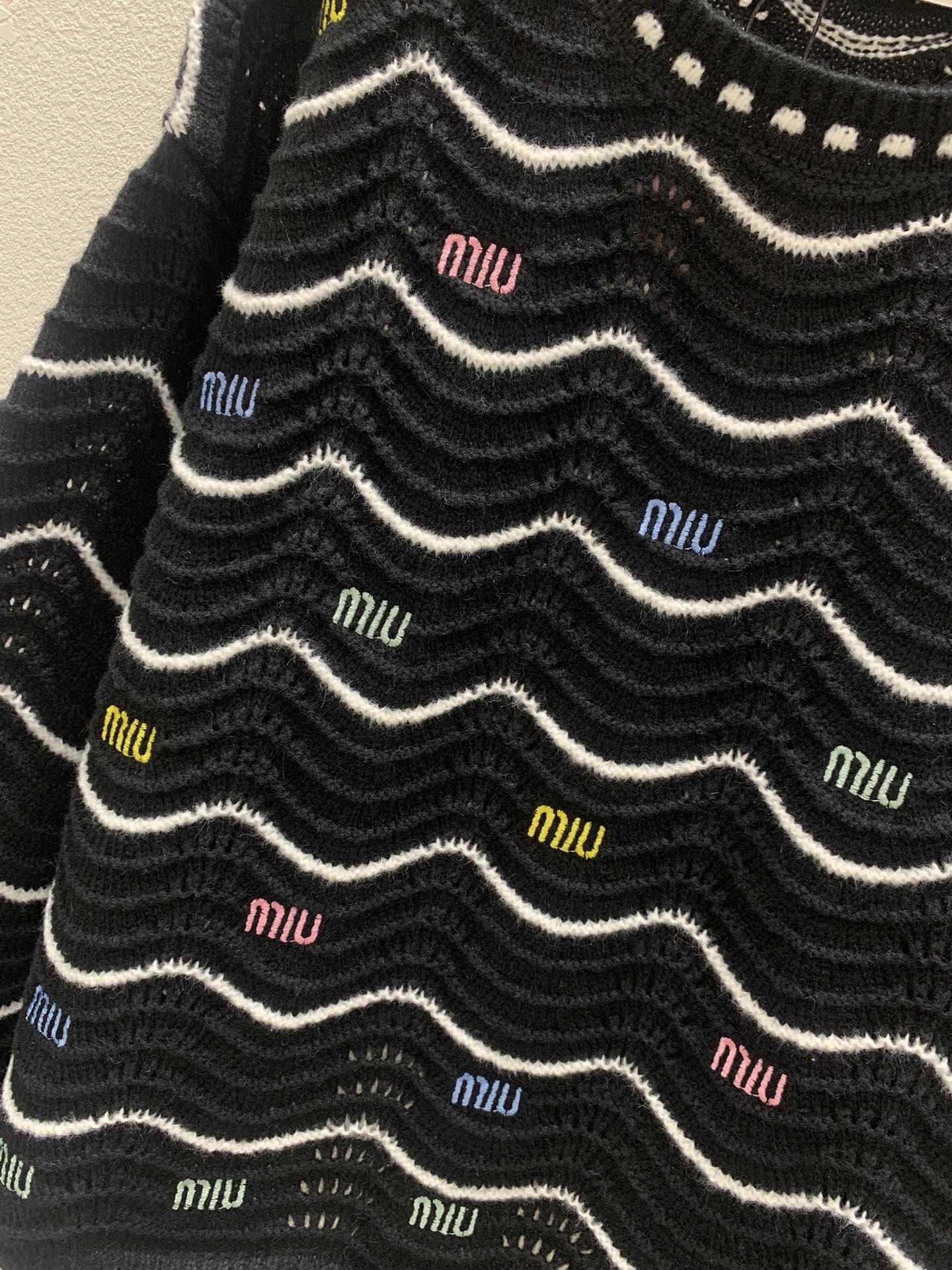 Gestrickter Pullover mit Rundhalsausschnitt