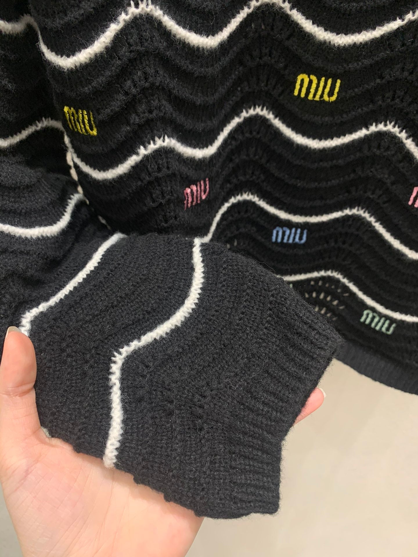 Gestrickter Pullover mit Rundhalsausschnitt