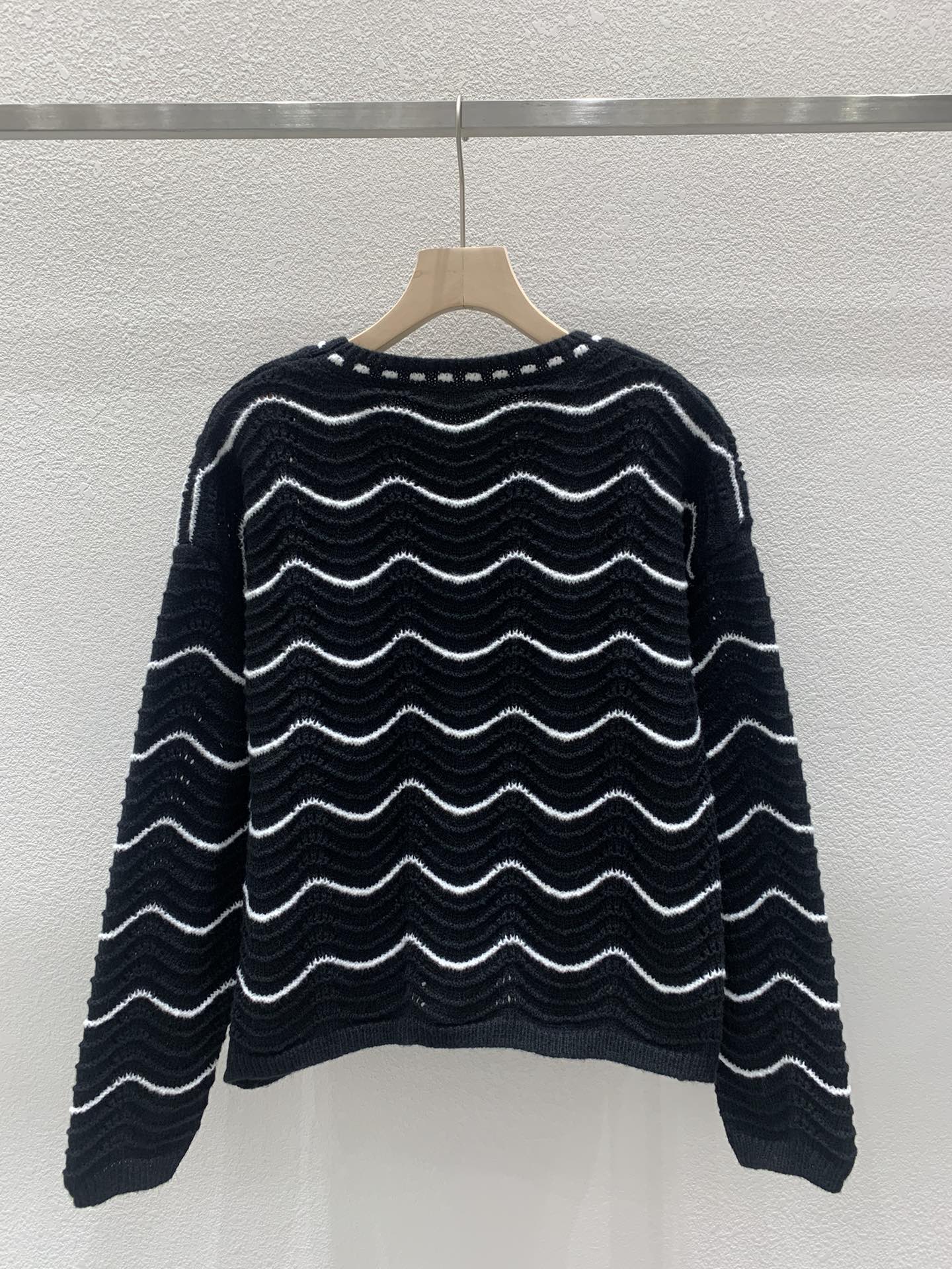 Gestrickter Pullover mit Rundhalsausschnitt