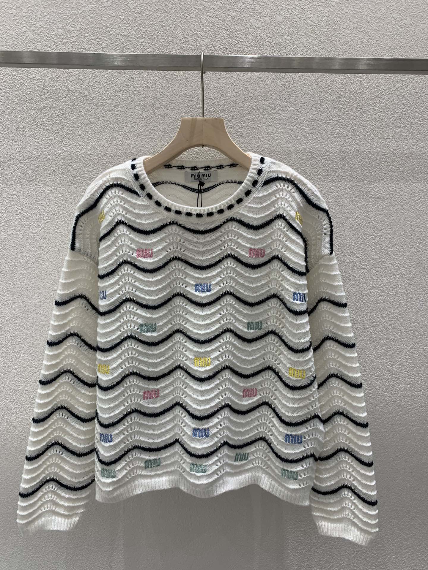 Gestrickter Pullover mit Rundhalsausschnitt