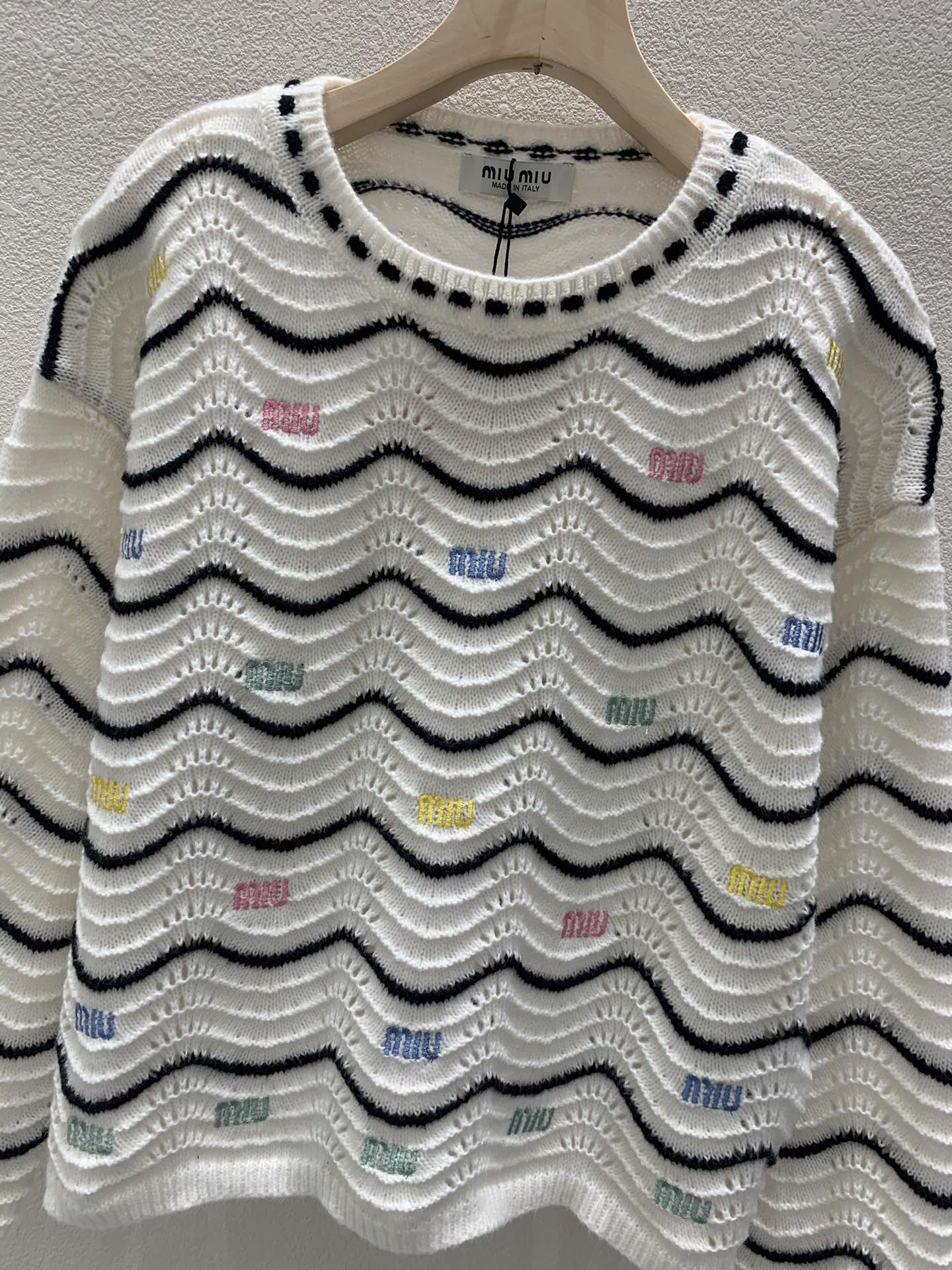 Gestrickter Pullover mit Rundhalsausschnitt