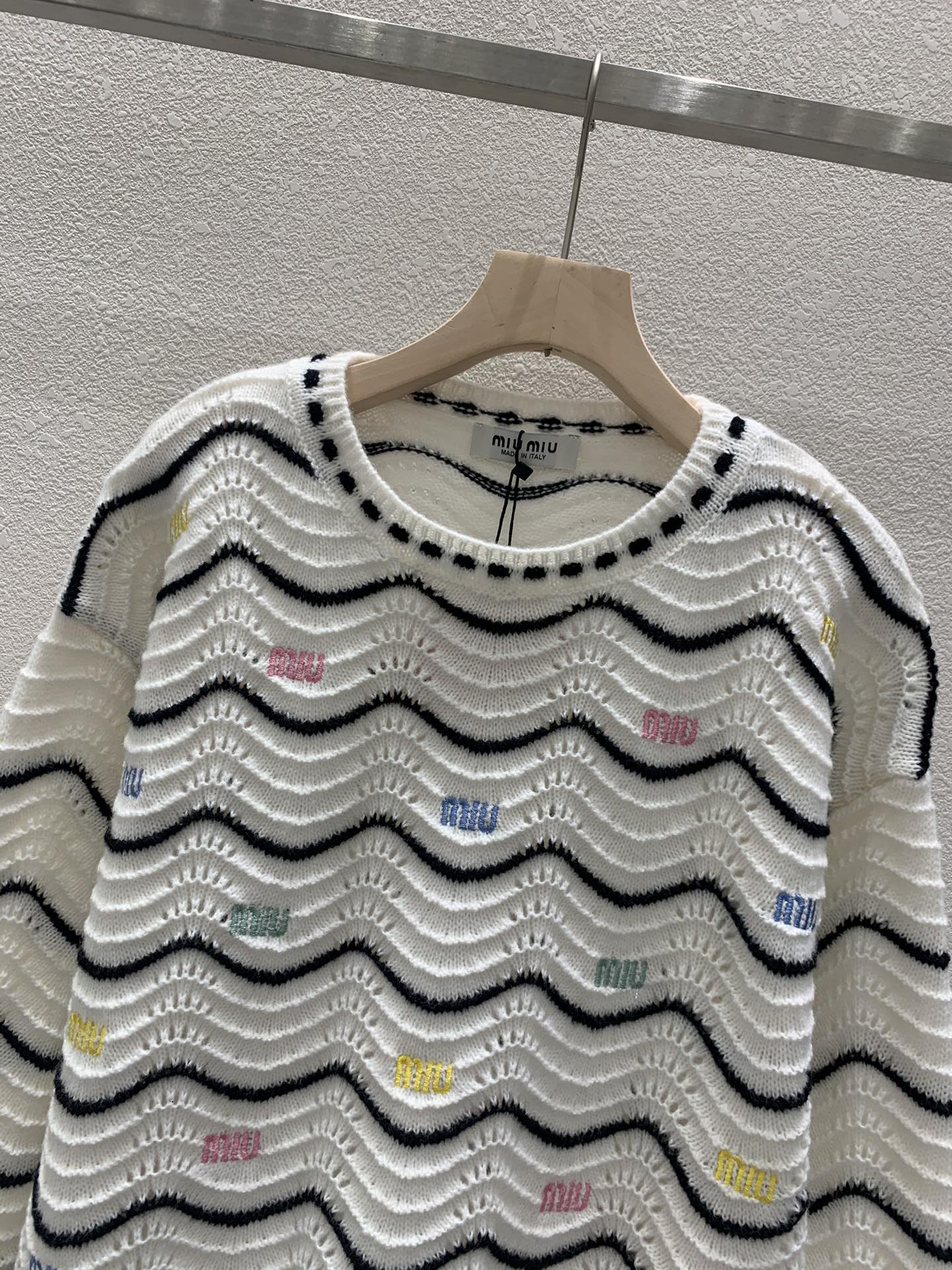 Gestrickter Pullover mit Rundhalsausschnitt