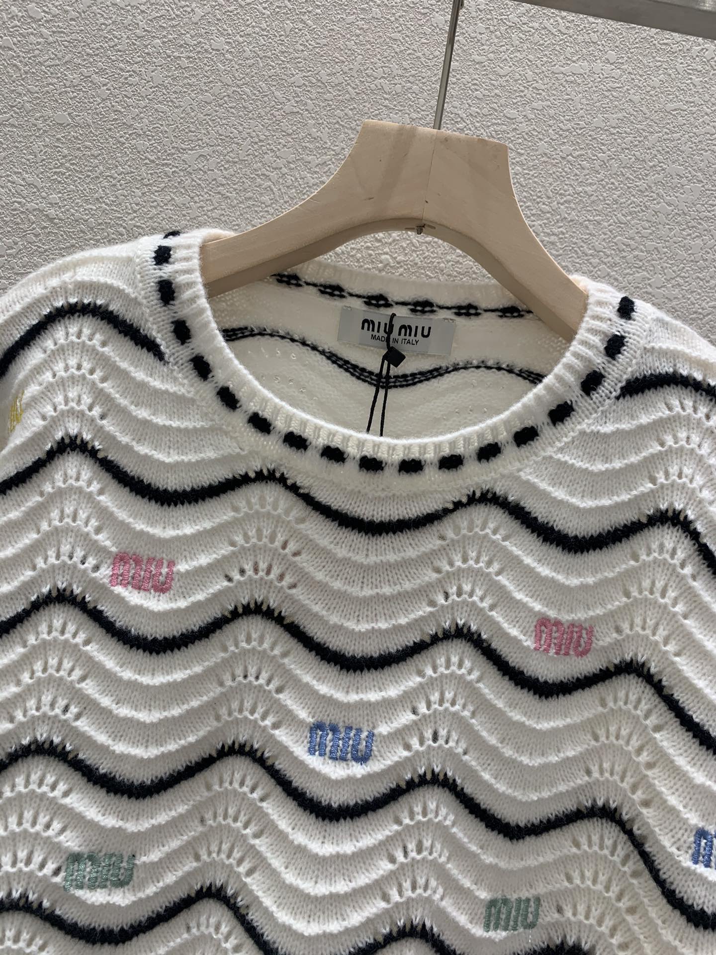 Gestrickter Pullover mit Rundhalsausschnitt