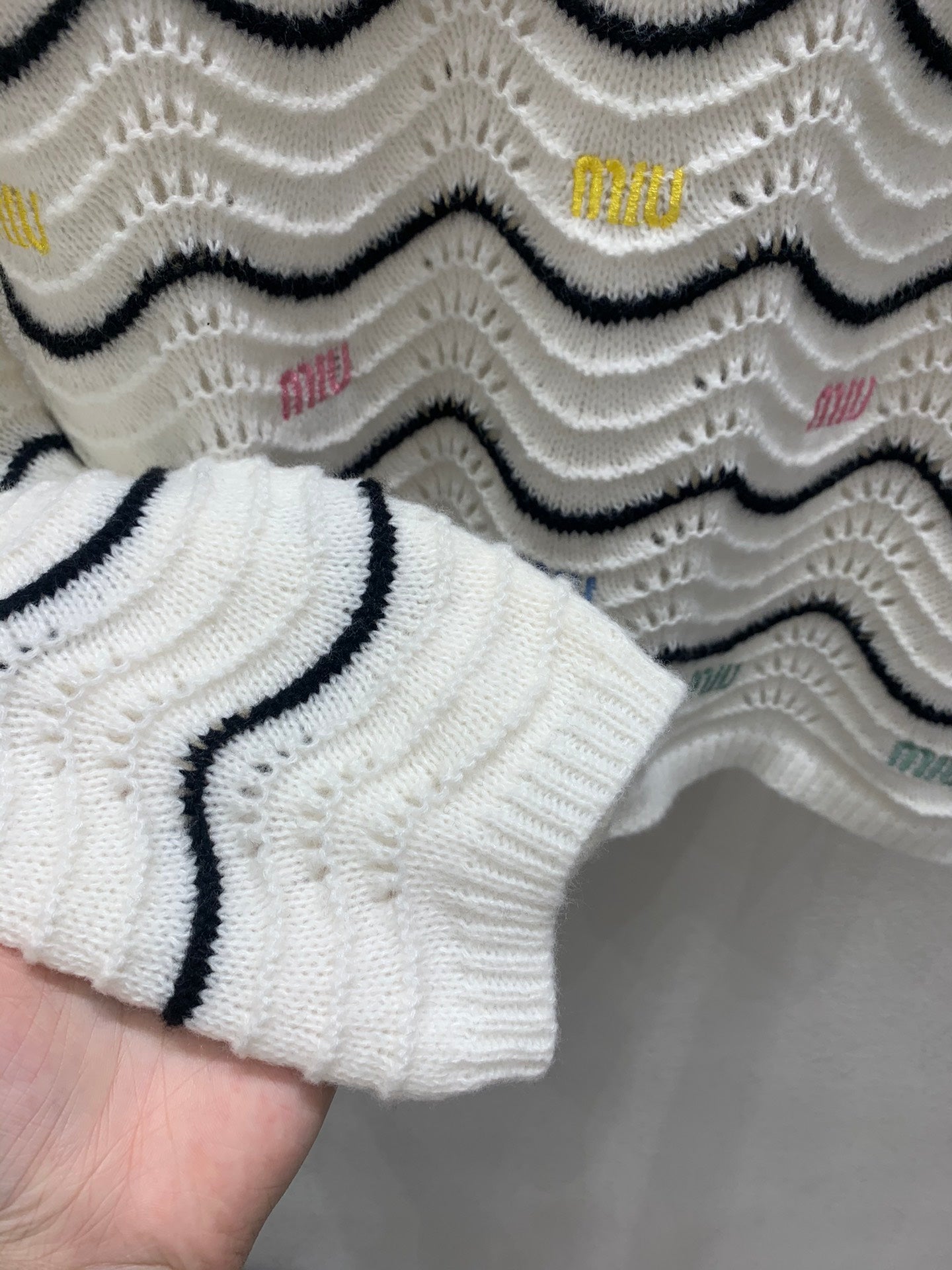 Gestrickter Pullover mit Rundhalsausschnitt