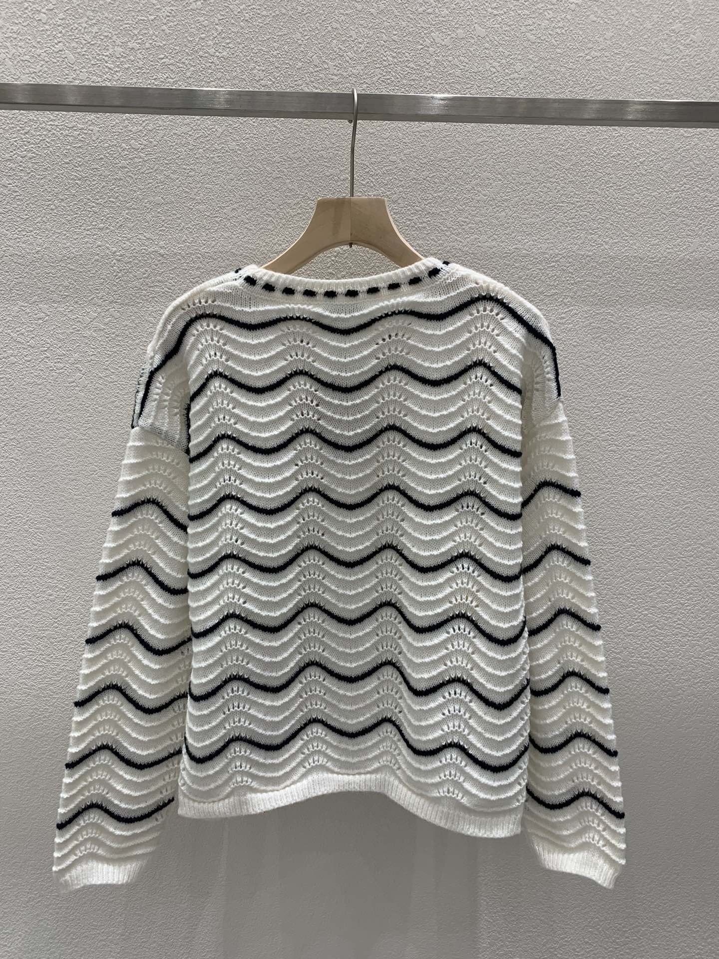 Gestrickter Pullover mit Rundhalsausschnitt