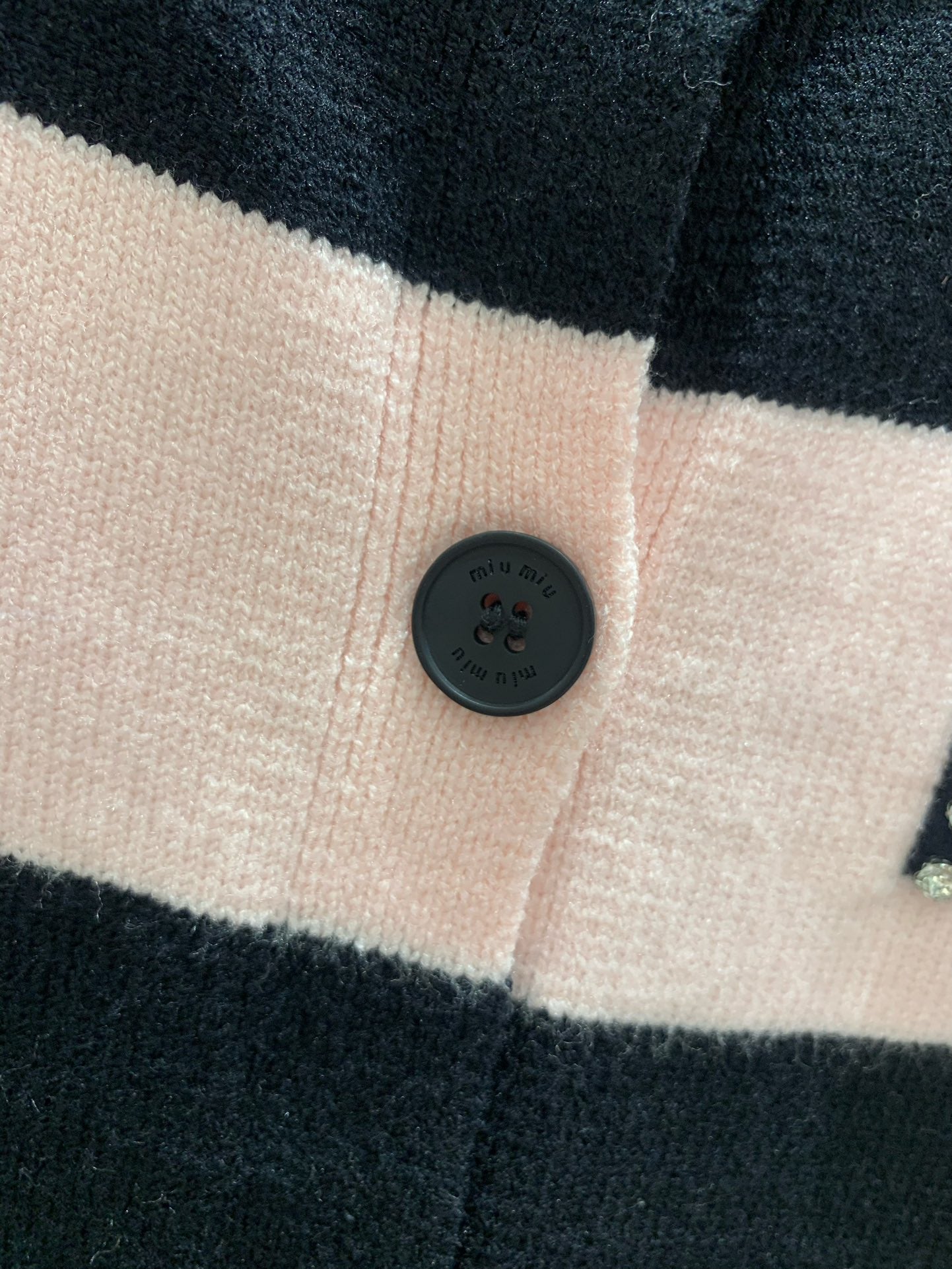 Neue gestrickte Rundhals-Strickjacke