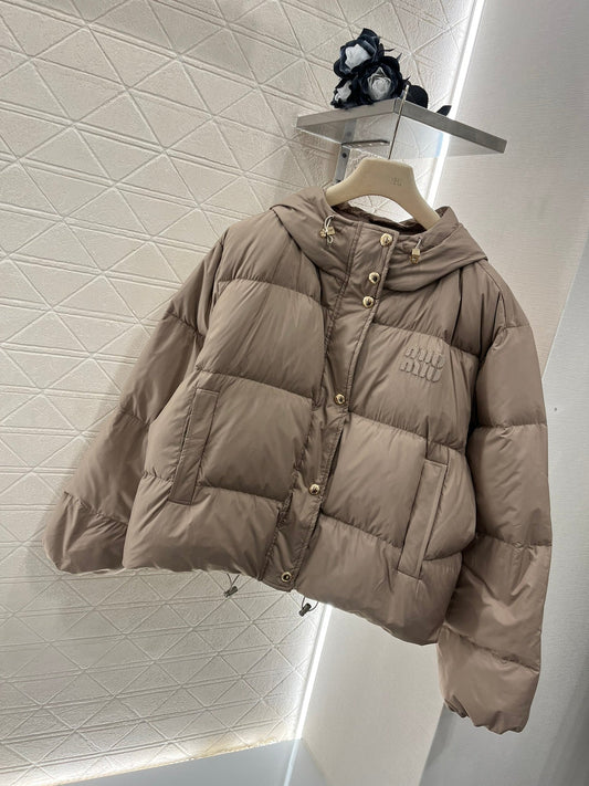 Daunenjacke mit Kapuze und Druckknöpfen