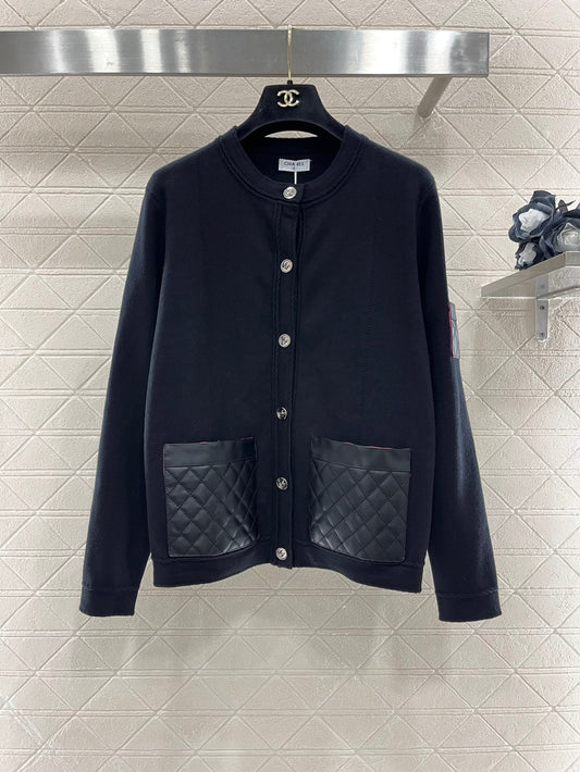 Strickjacke mit Ledertasche