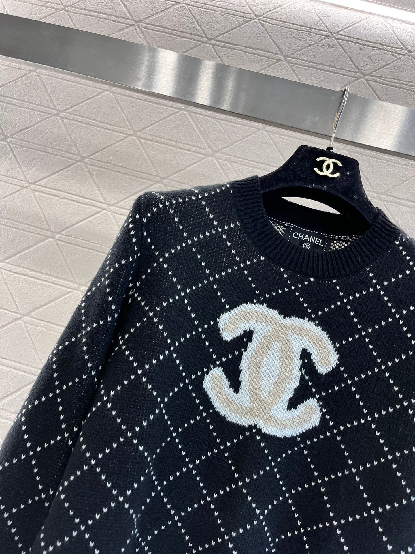 Pull brodé à motif losanges