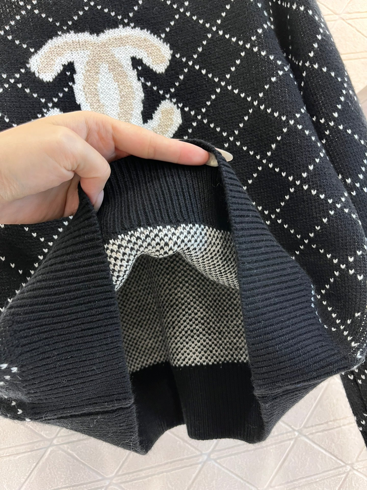 Pull brodé à motif losanges