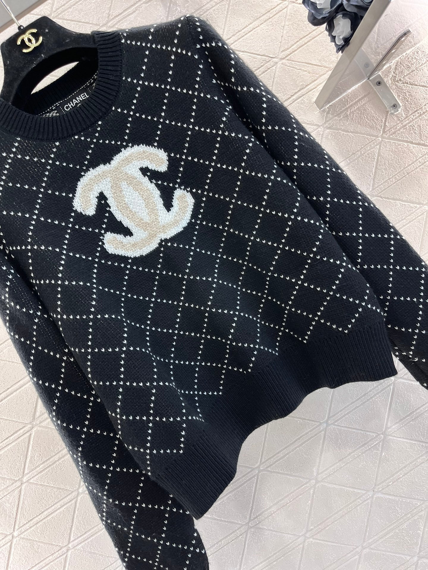 Pull brodé à motif losanges