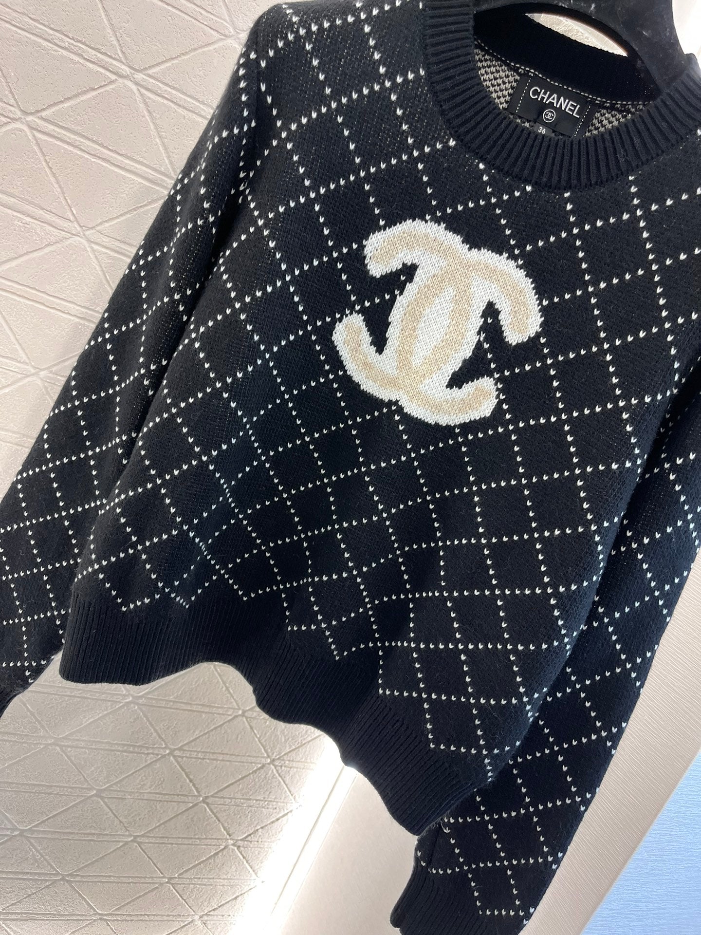 Pull brodé à motif losanges