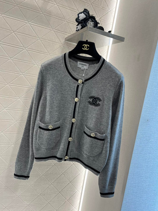 Gestreifte Strickjacke